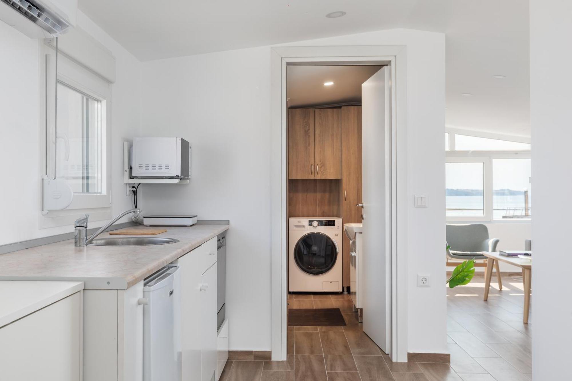 Malibu By Halu! Seaside In Perea Apartment Skala Neon Epivaton