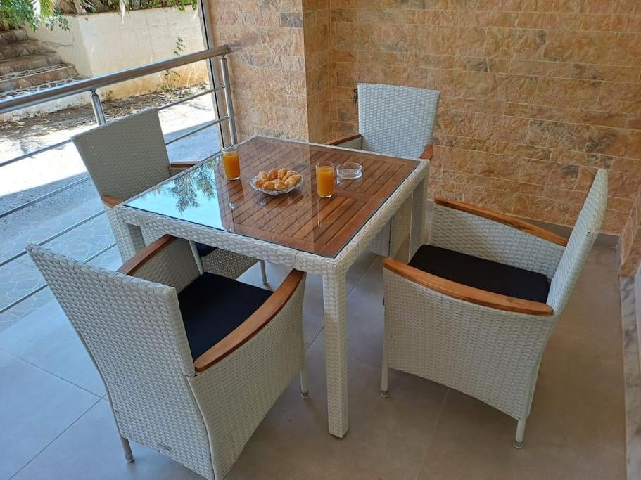 Filocsenia Sea Side Apartment *