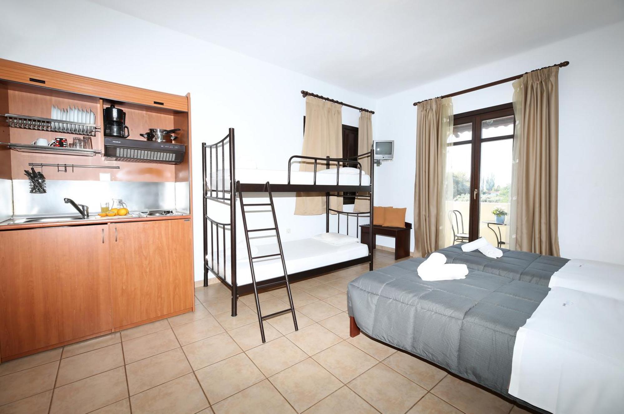 Palirria & Aparthotel 2*