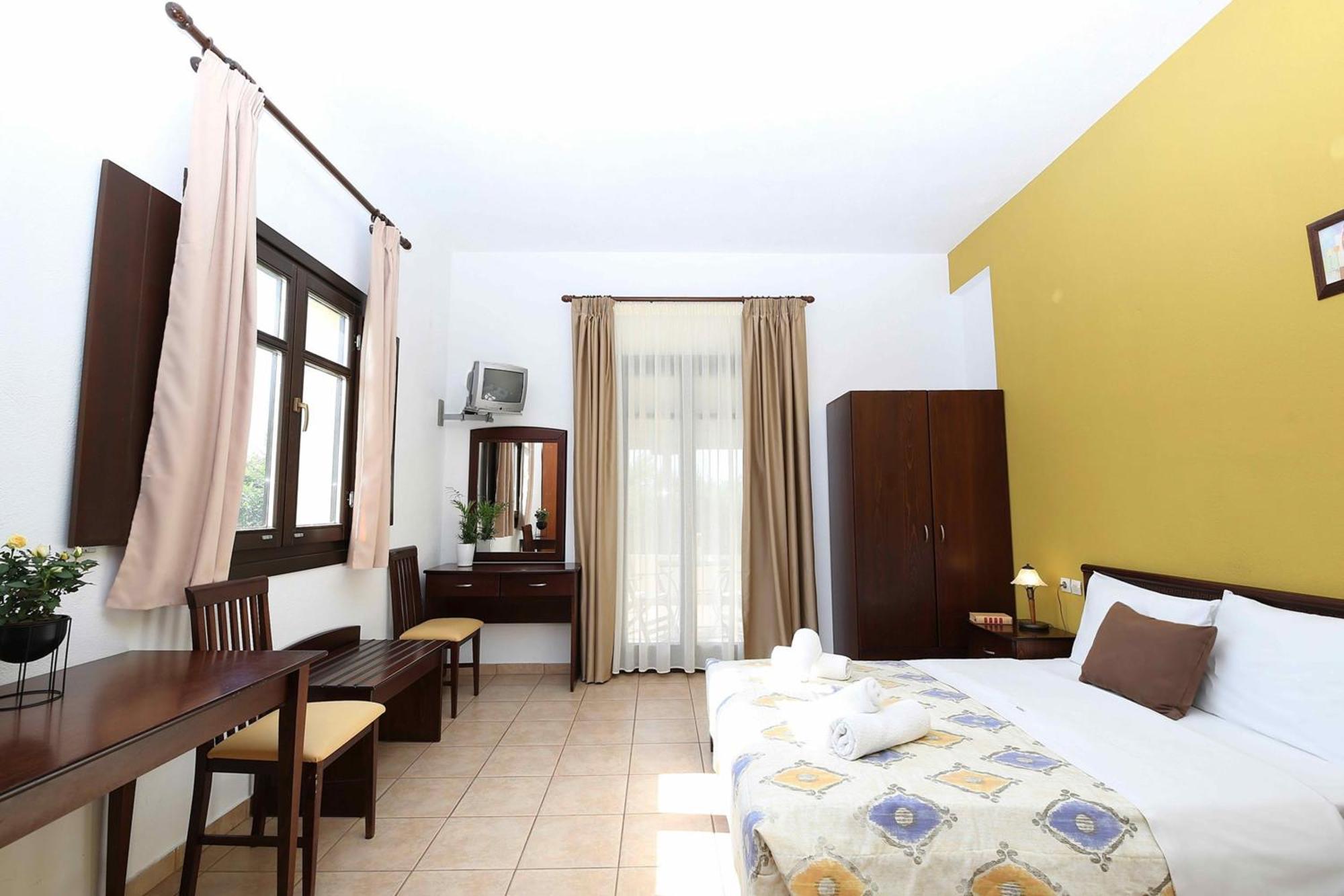 Palirria & Aparthotel 2*