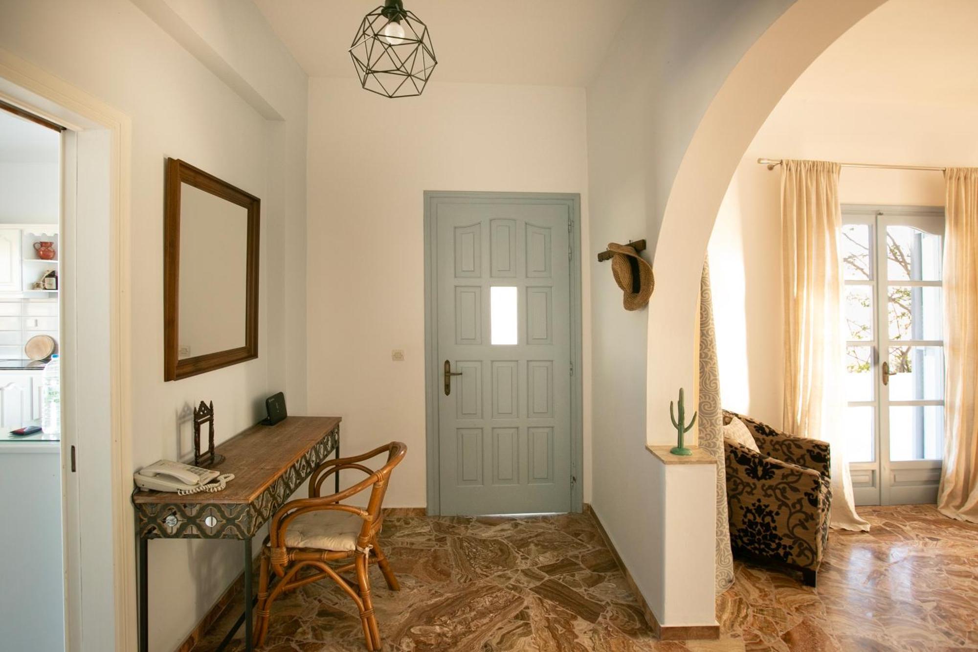 Avraam Naousa * Livadia (Paros)