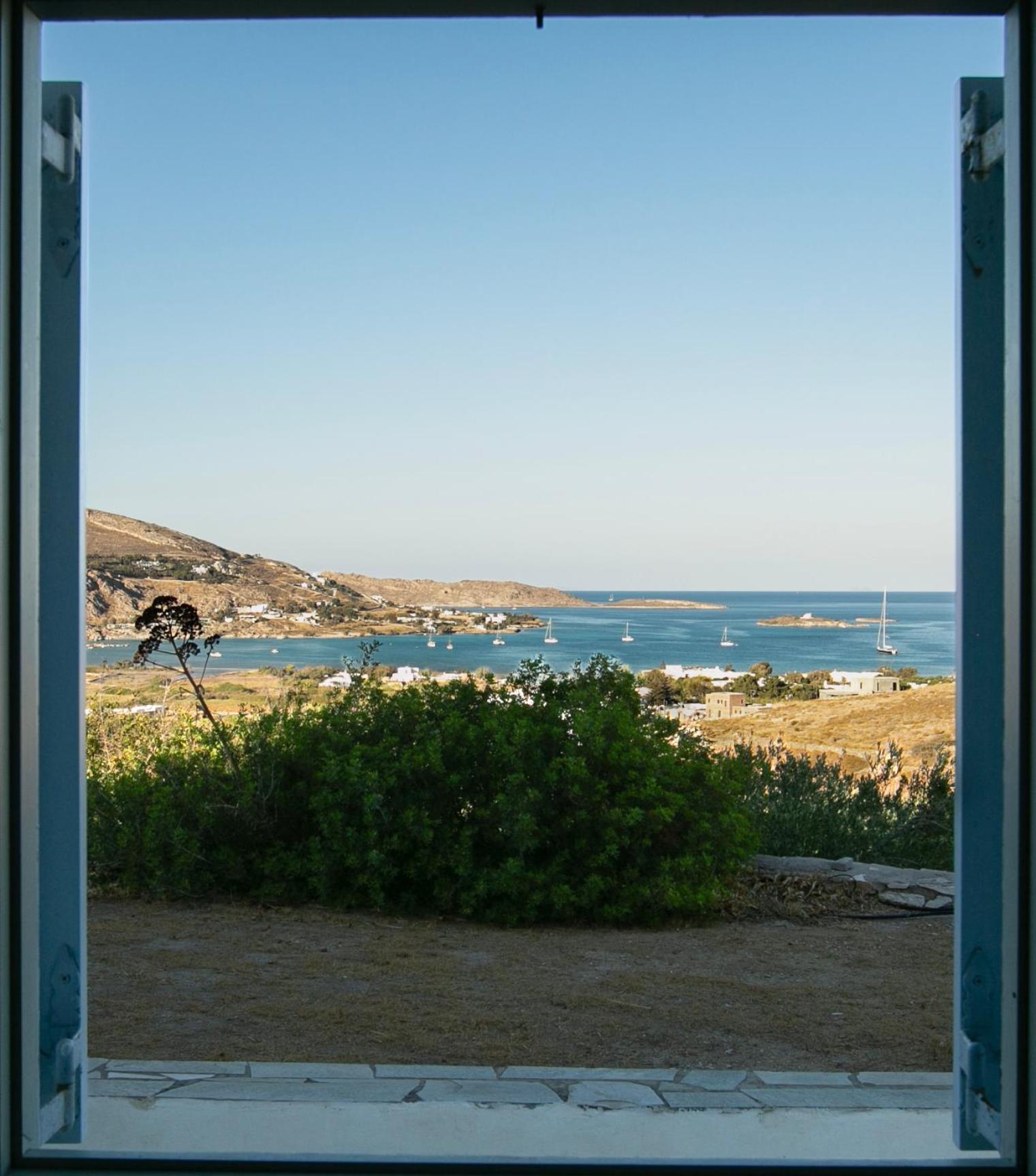 Avraam Naousa * Livadia (Paros)