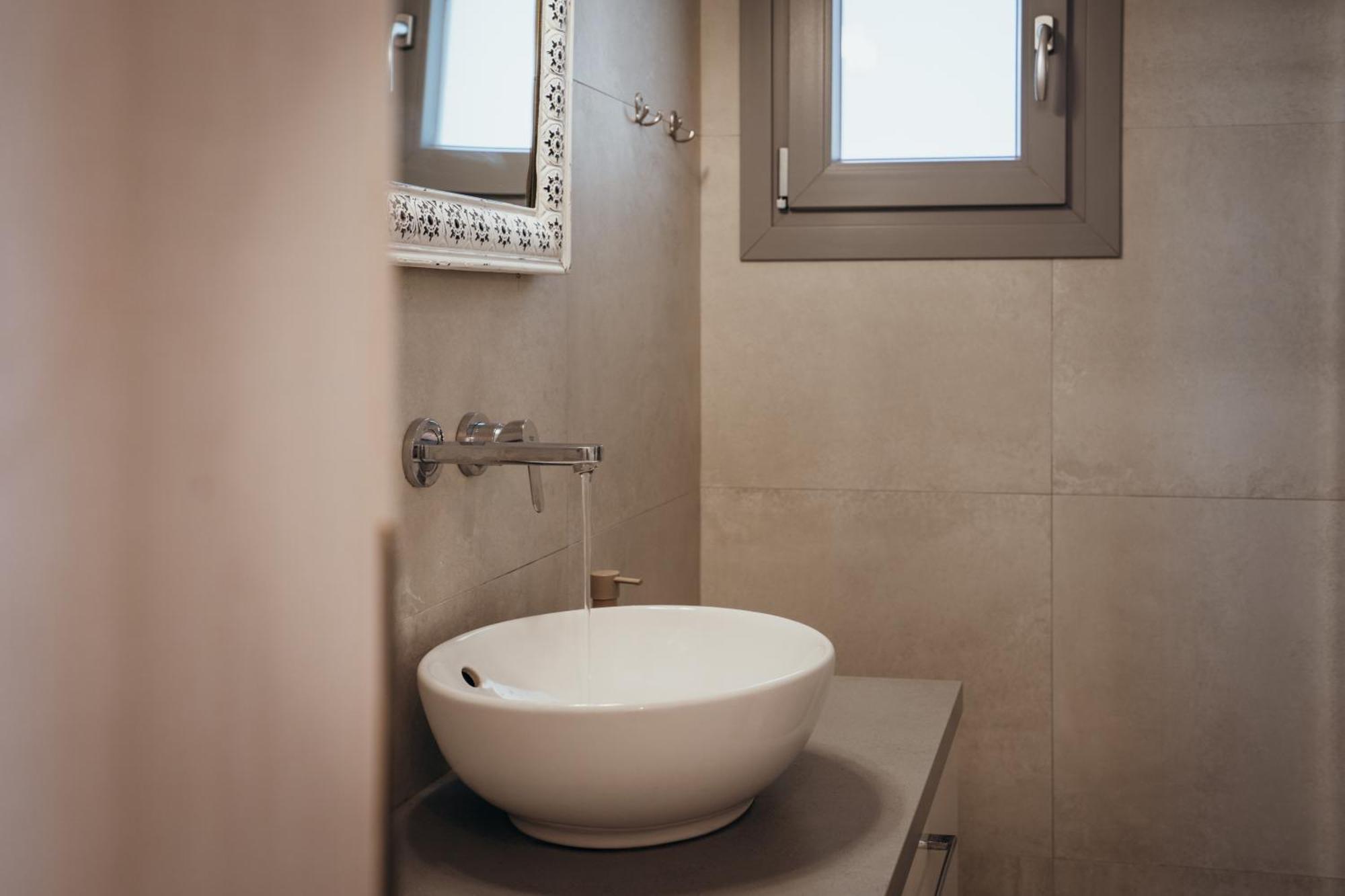 Aethra White Apartment *