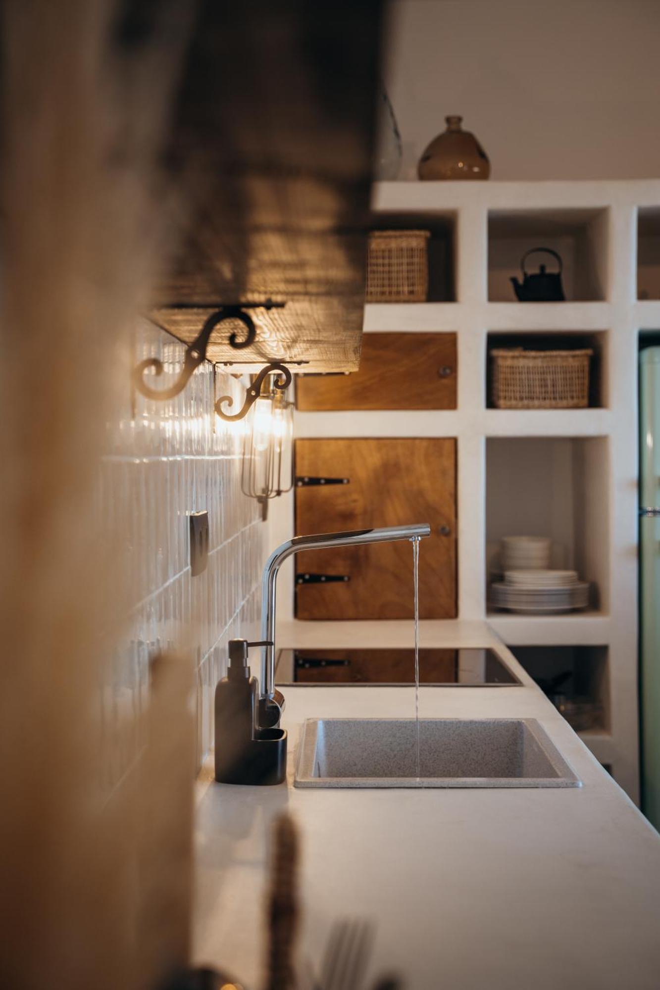Aethra White Apartment