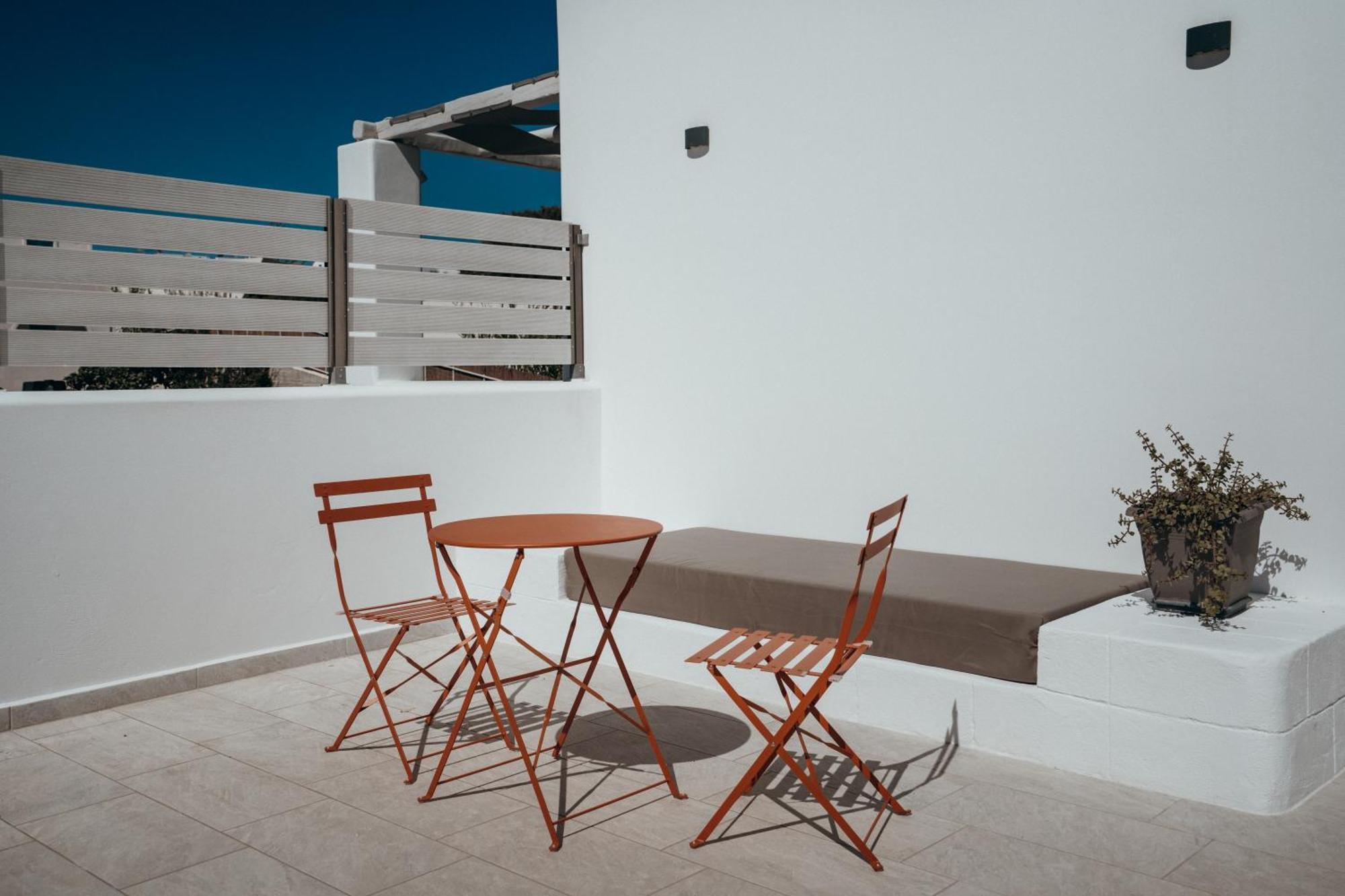 Aethra White Apartment *