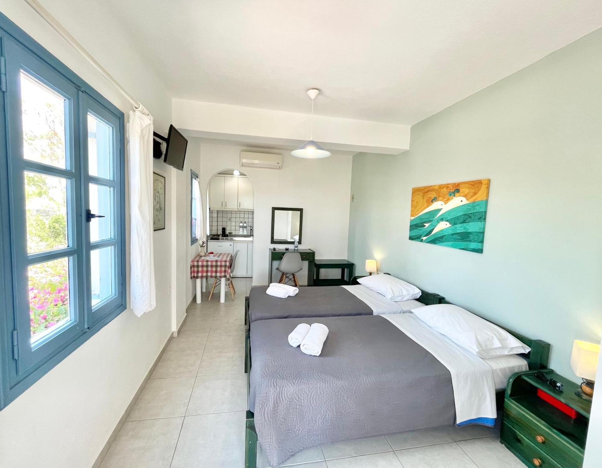 Asterias Mini Coastal Perivolos (Santorini)