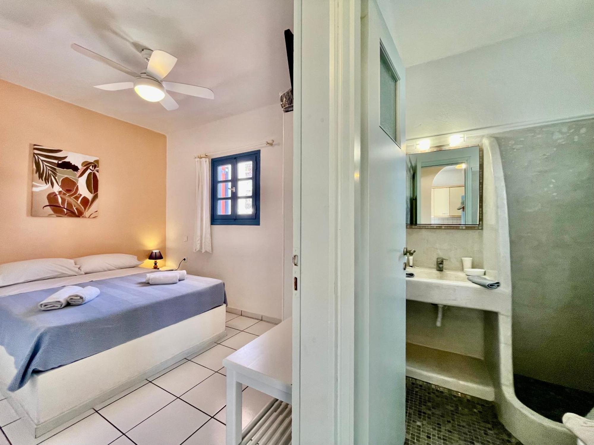 Asterias Mini Coastal Perivolos (Santorini)