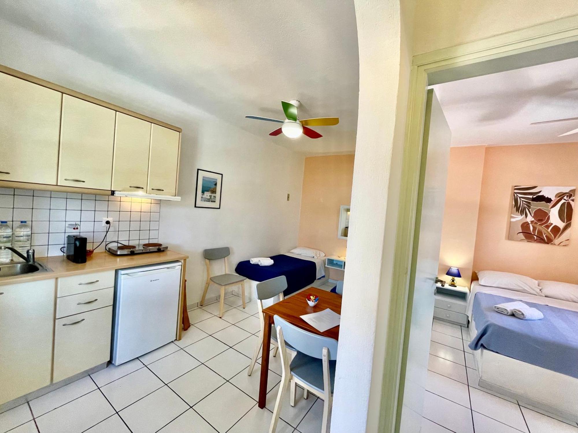 Asterias Mini Coastal * Perivolos (Santorini)