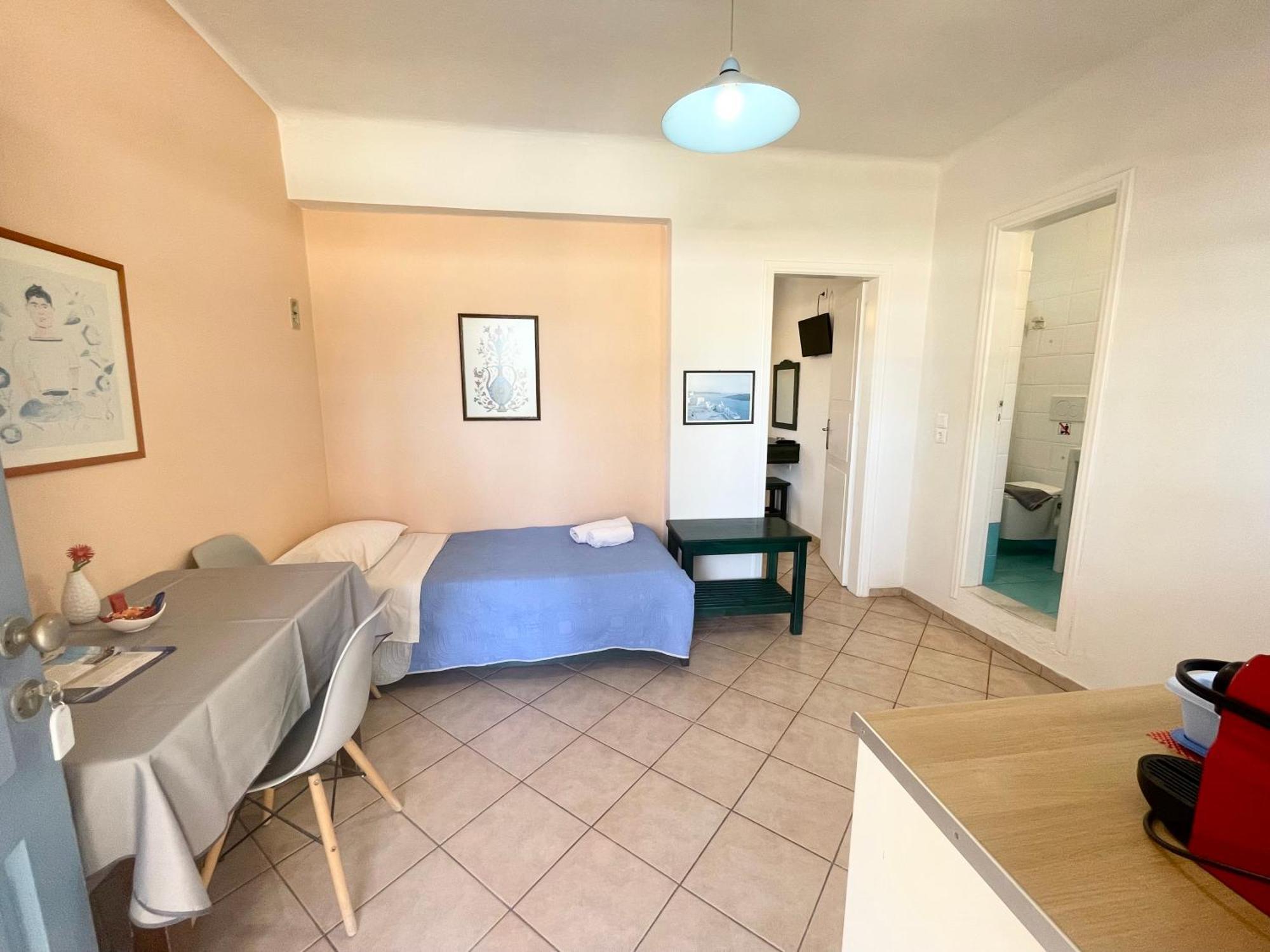 Asterias Mini Coastal Perivolos (Santorini)