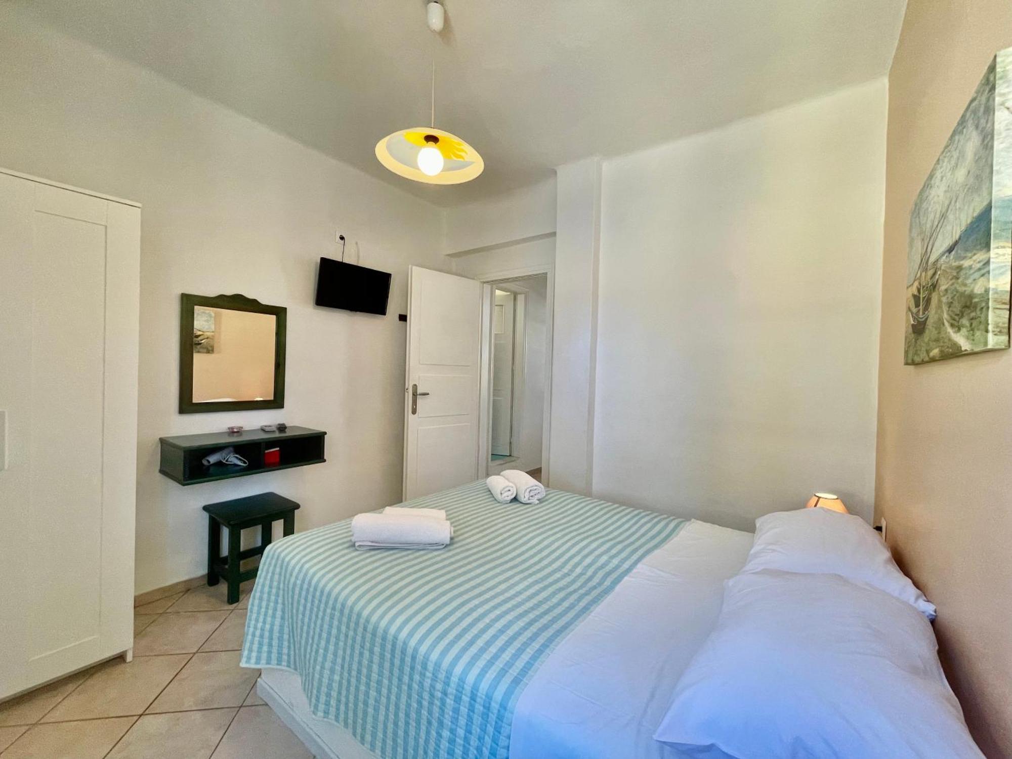 Asterias Mini Coastal * Perivolos (Santorini)