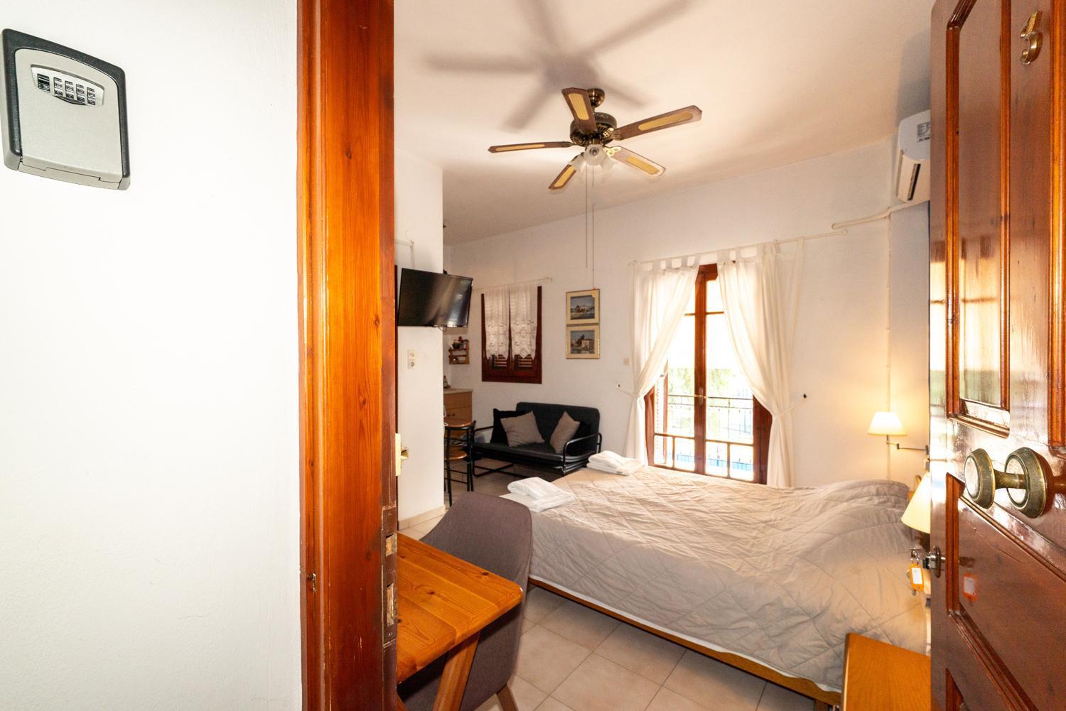 Town Cozy Escape Aegina