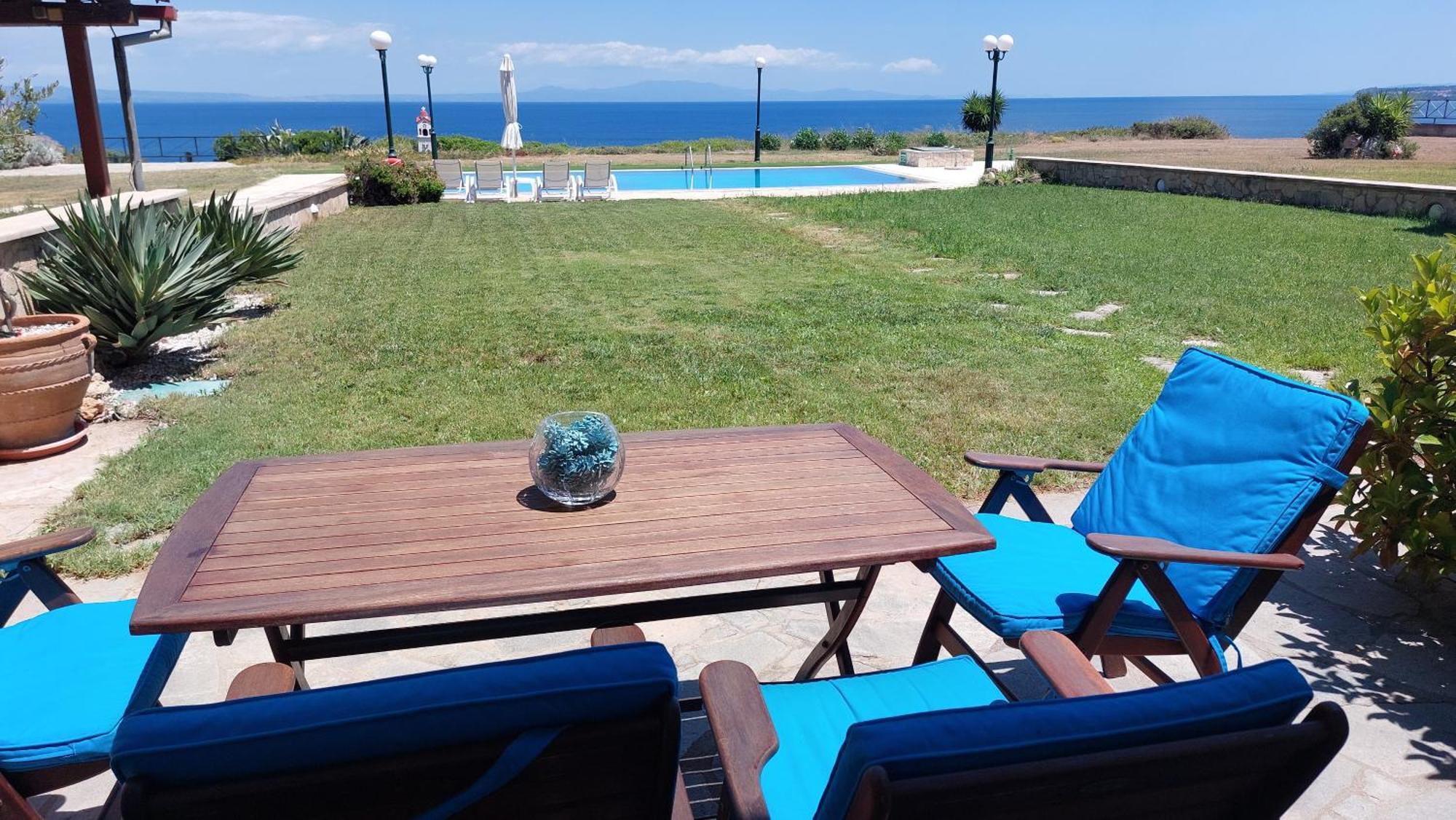 Blue Pastel-cliffside Villa, Shared Pool, Wild Sandy Nearby Nea Poteidaia