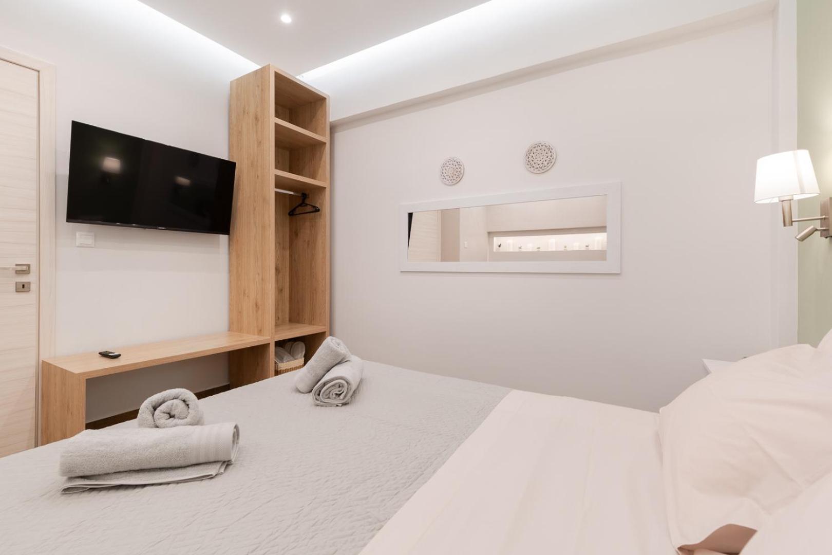 Caldera Close To The Port, Airport & Athens Apartment *