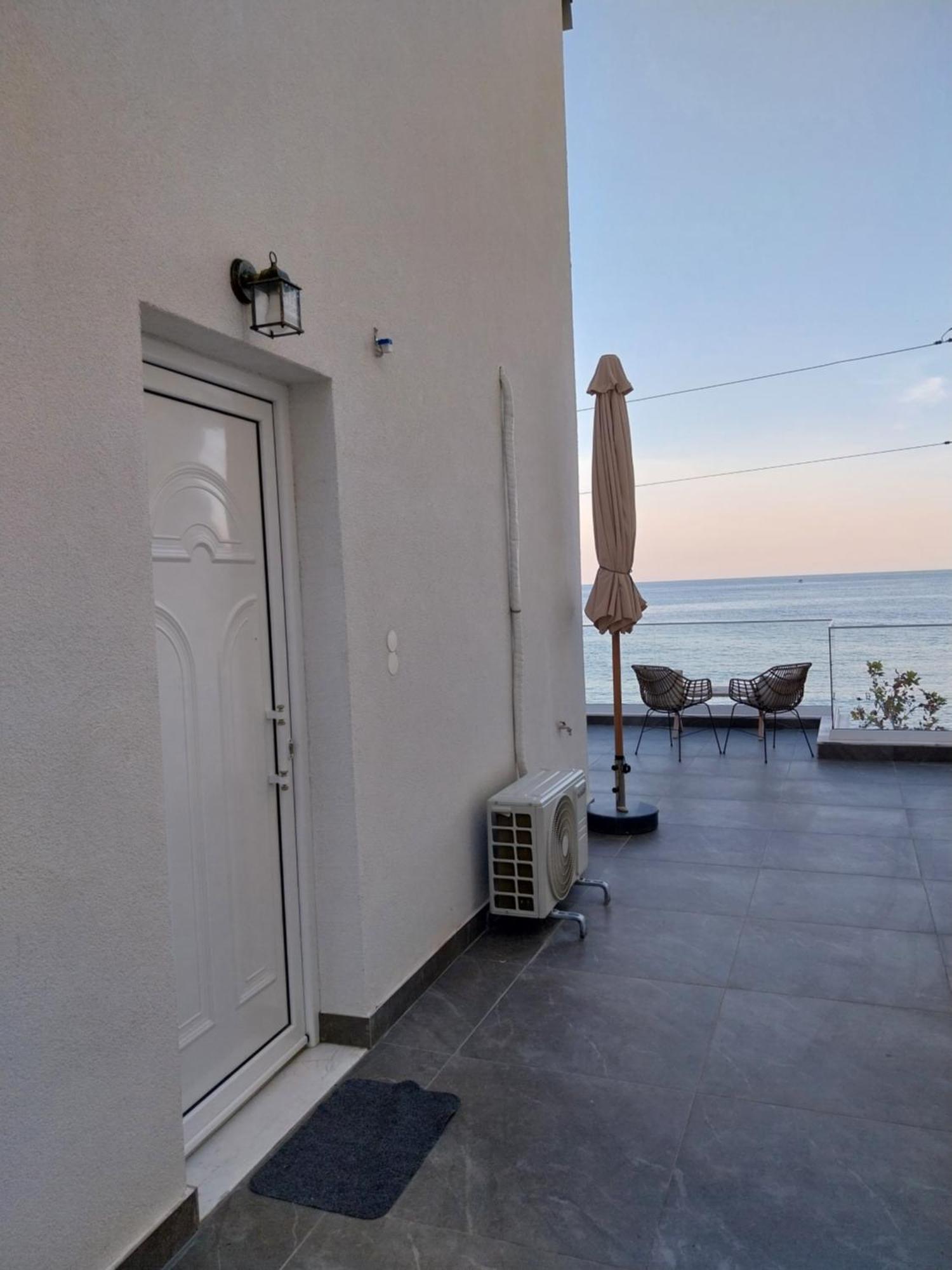 Galazio Seaside Luxury & Coffee Shop Apartment