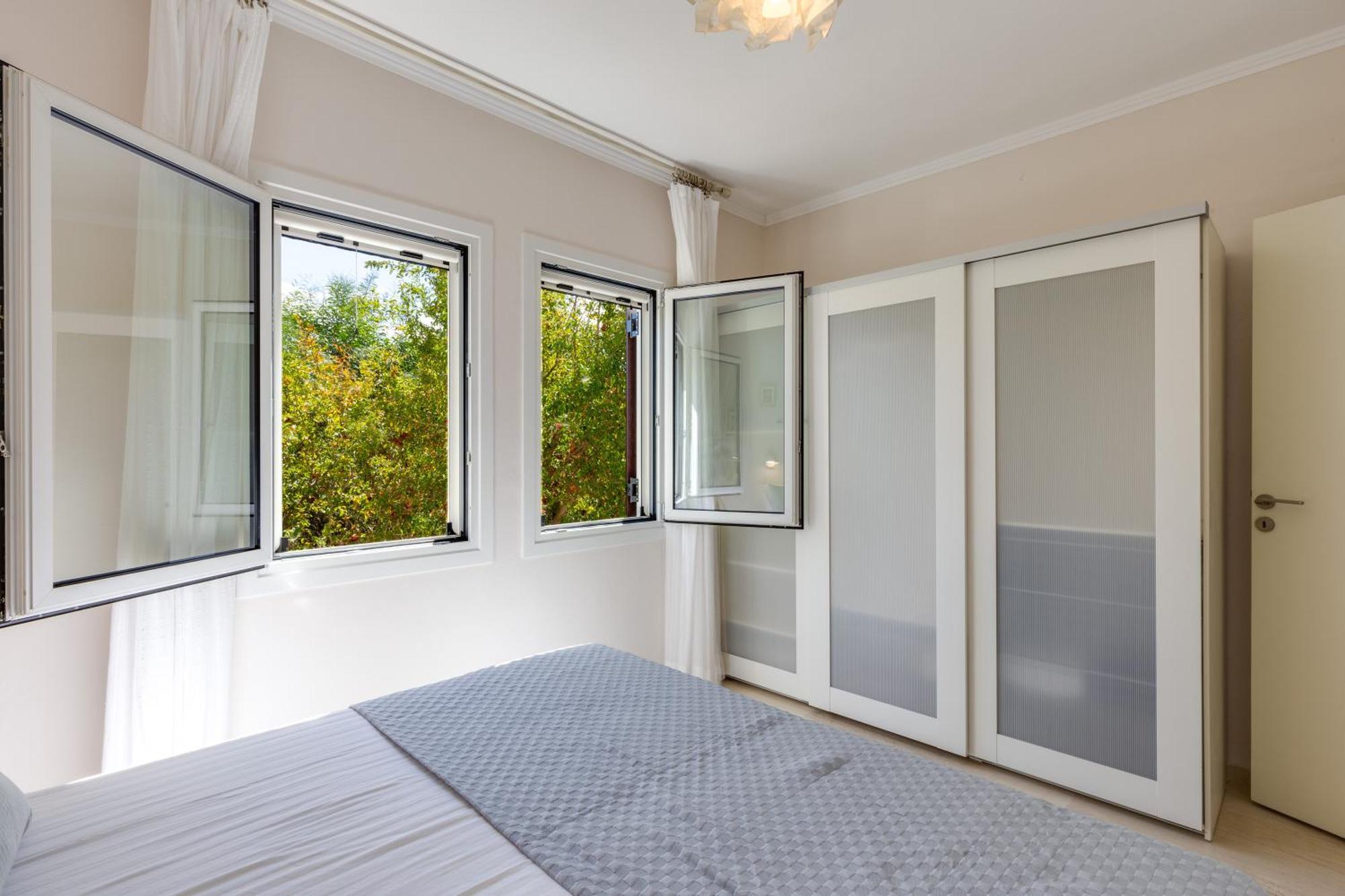 Sunny Comfortable Apartment Kalathas