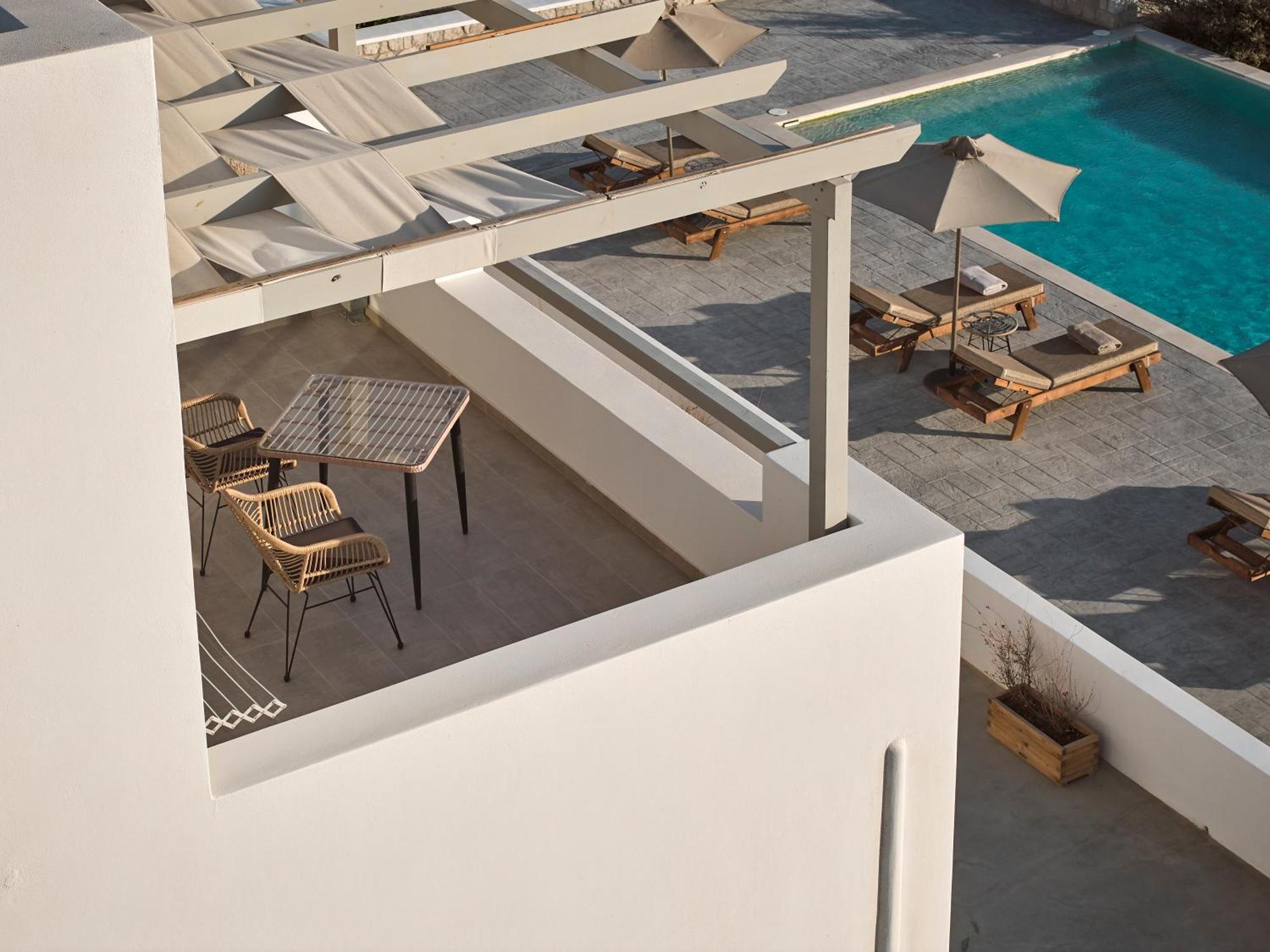 Kedros Milos Suites Aparthotel *
