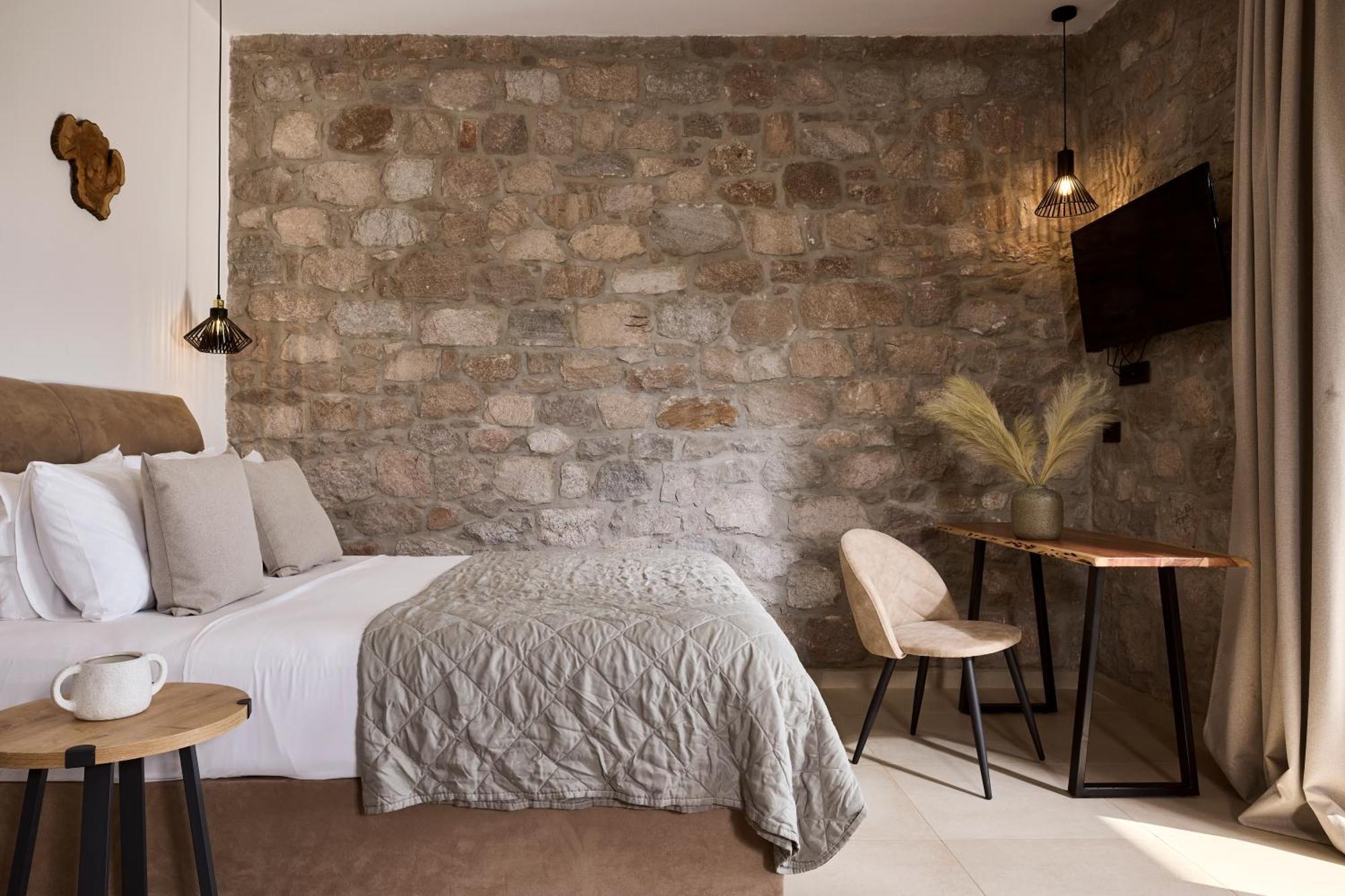 Kedros Milos Suites Aparthotel