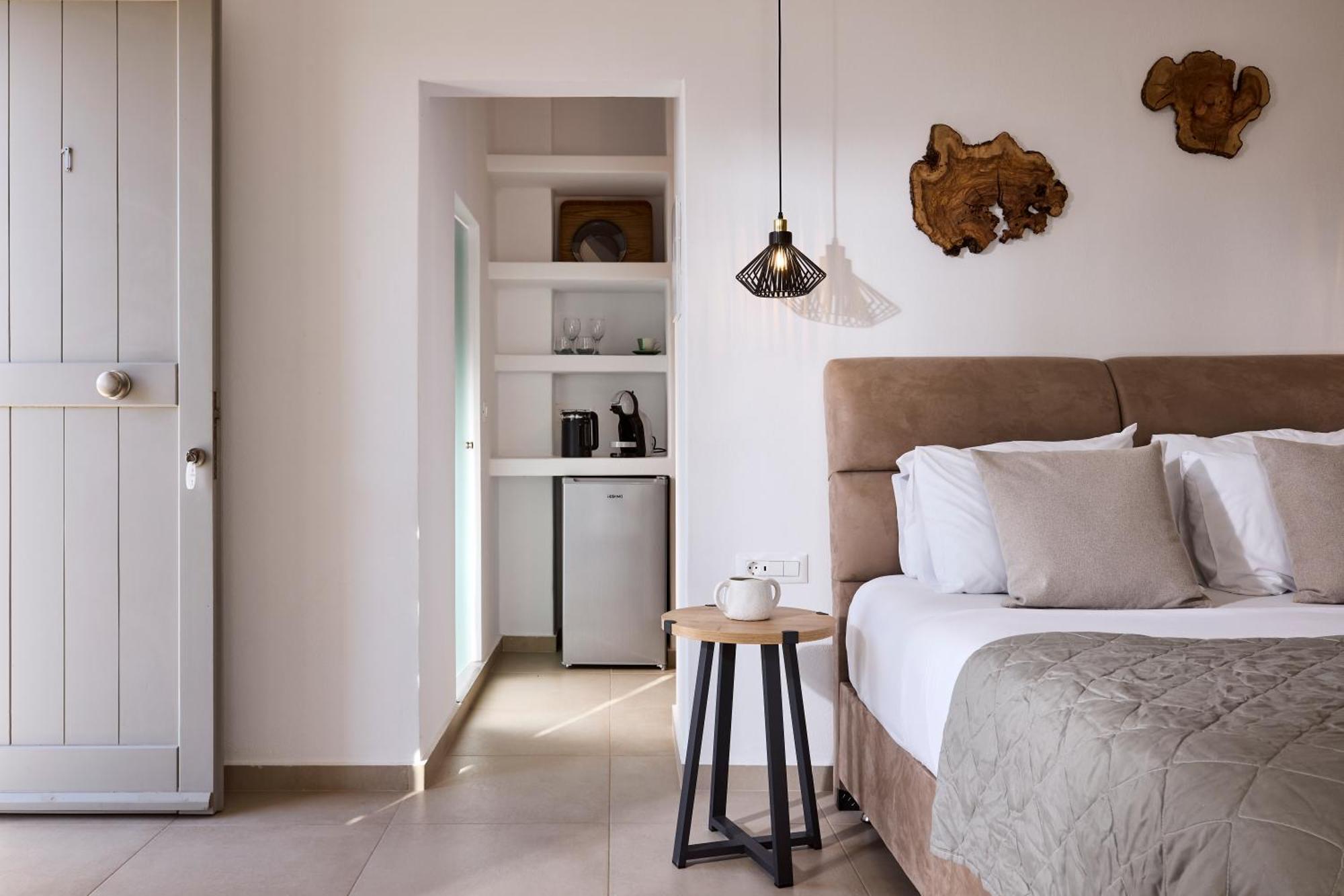 Kedros Milos Suites Aparthotel