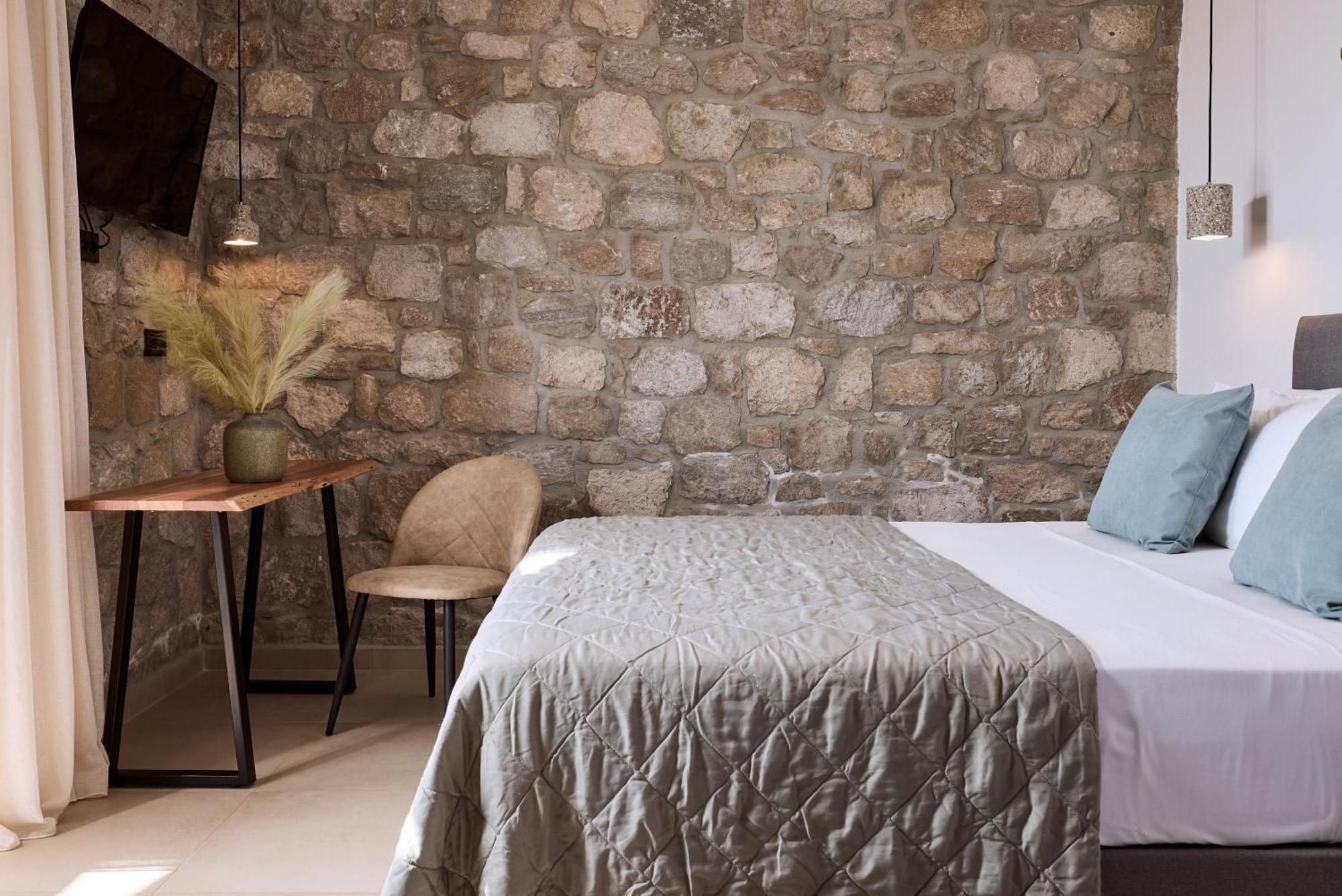 Kedros Milos Suites Aparthotel *