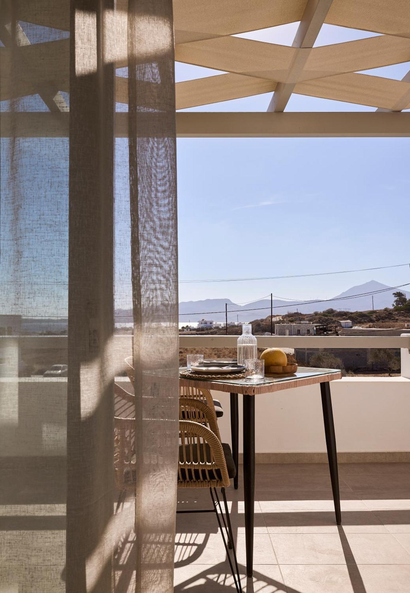 Kedros Milos Suites Aparthotel