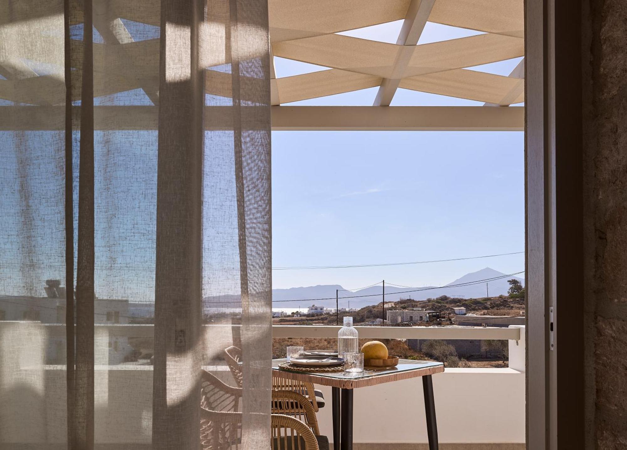 Kedros Milos Suites Aparthotel *