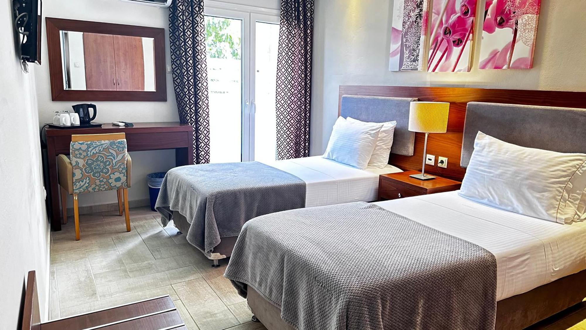 Chryssi Akti, Sure Collection Hotel 3*