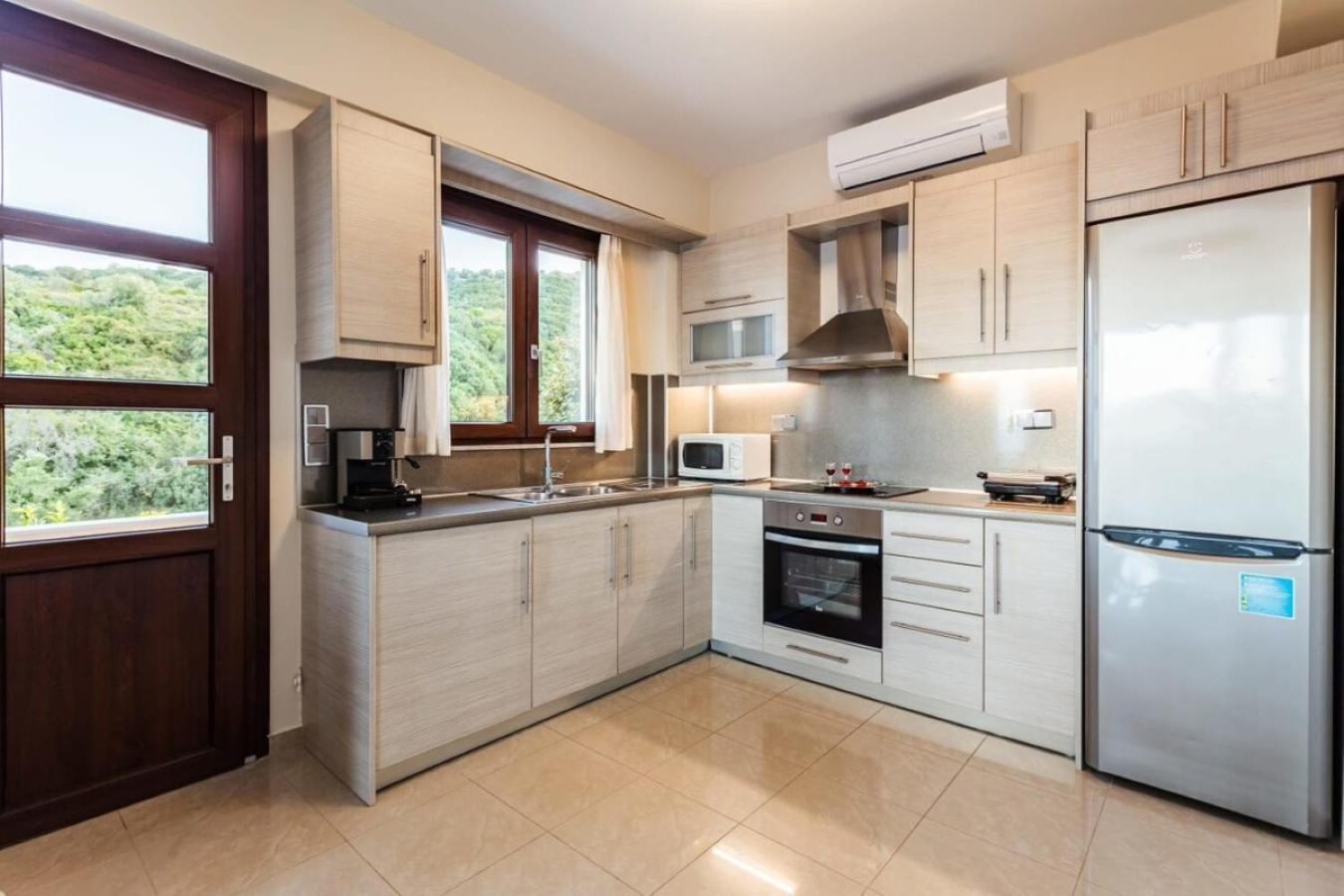 Armonia - Beachfront Majestic Retreat * Petalidi
