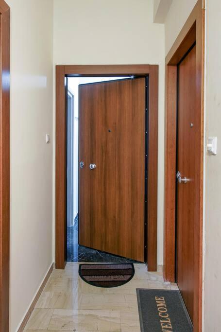 Newly Renovated 2-bedroom In ! Apartment *