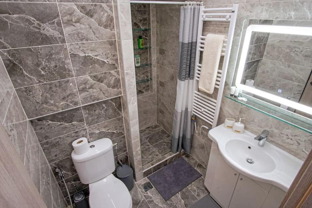 Newly Renovated 2-bedroom In ! Athens