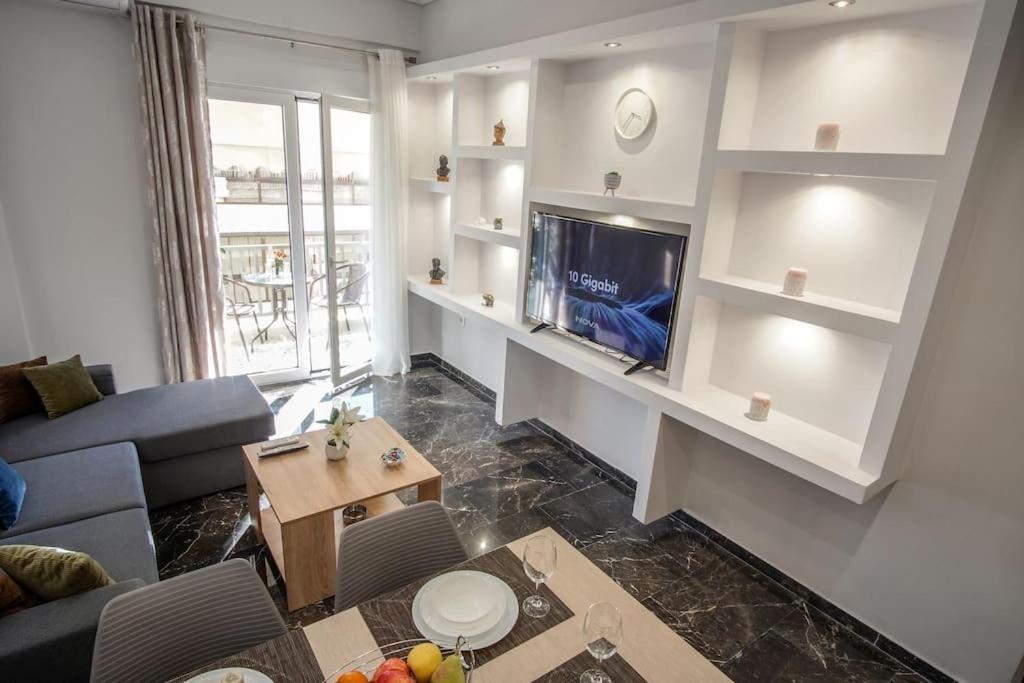 Newly Renovated 2-bedroom In ! Apartment *