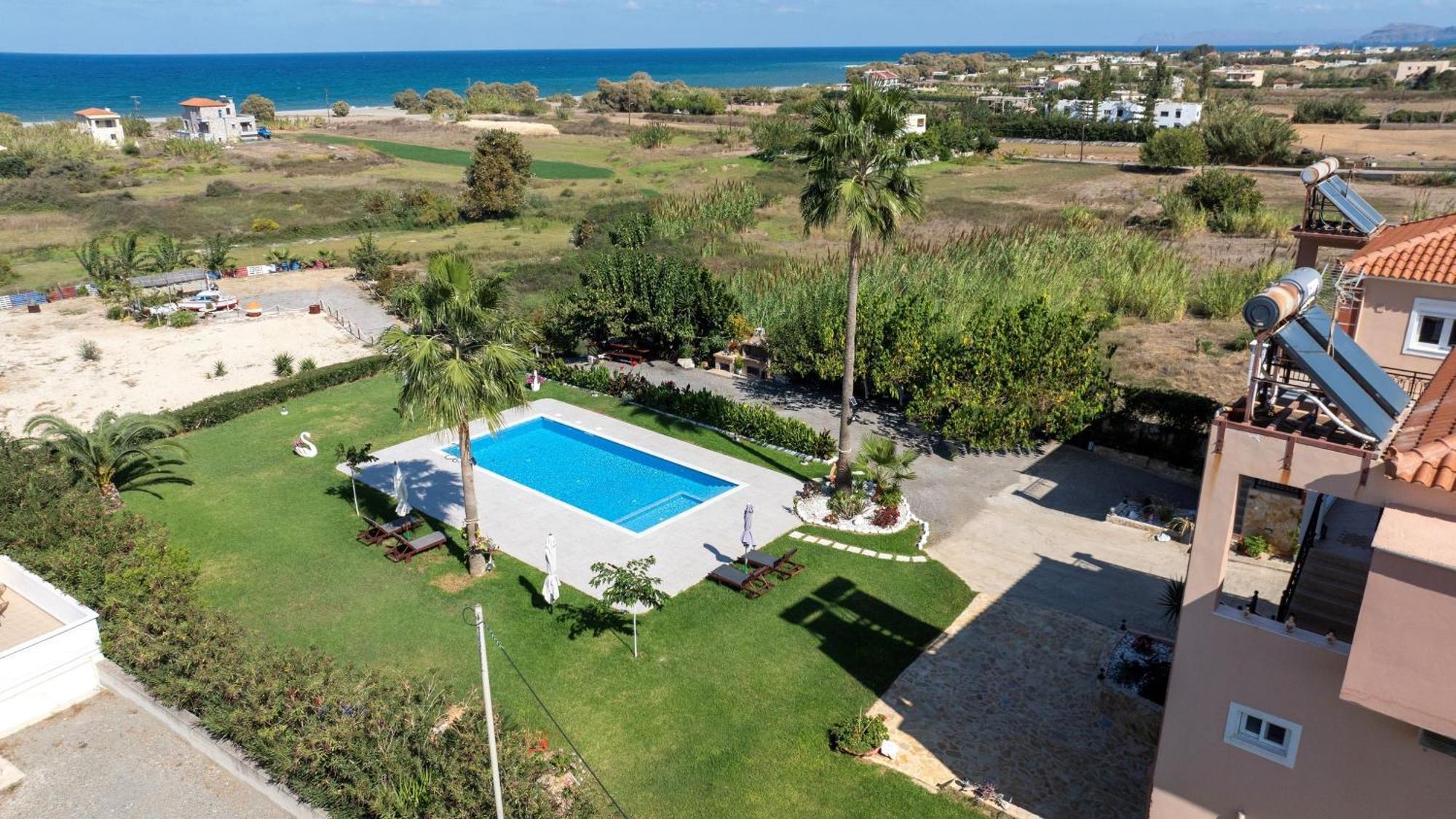 Apartment Socrate's Apartment's With Share Pool Kamisiana