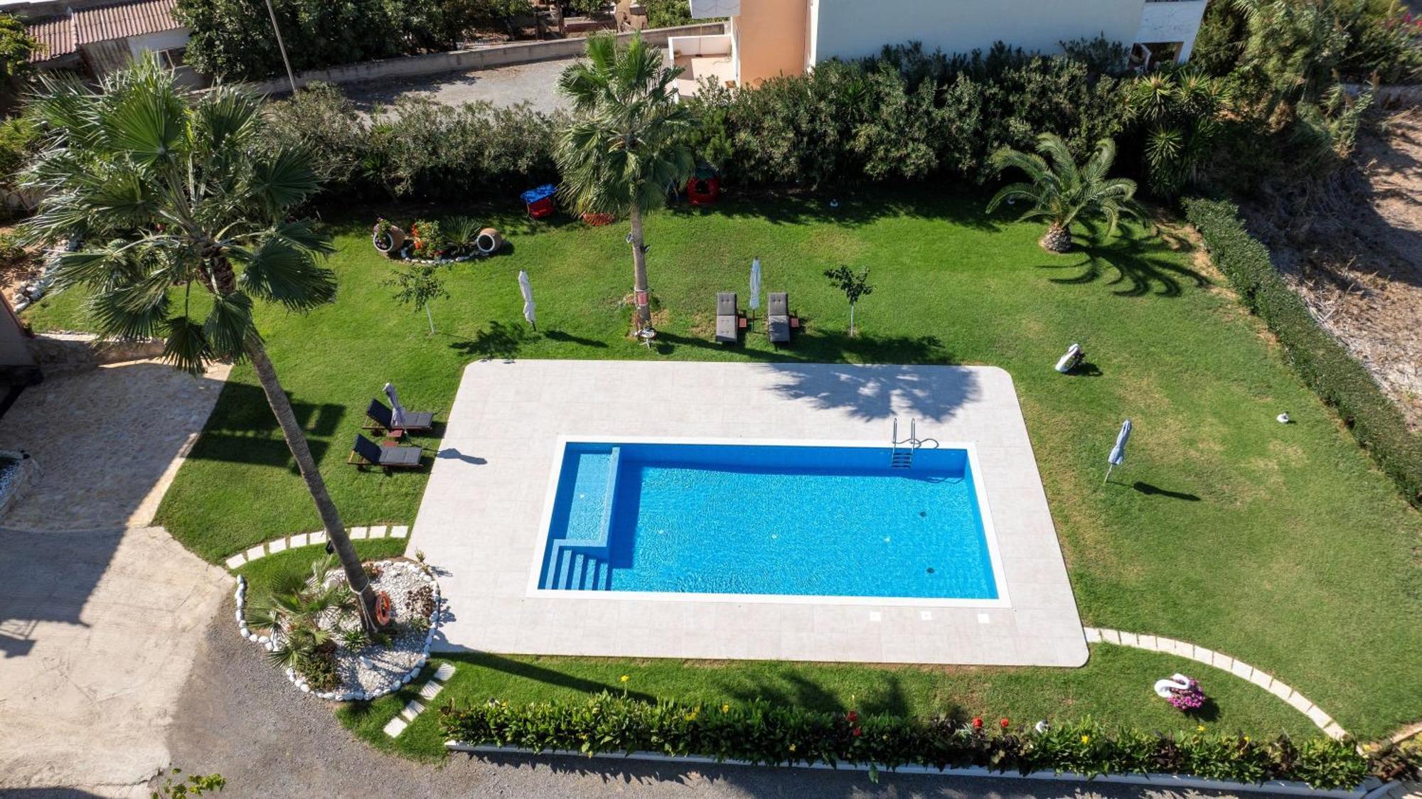 Socrate's Apartment's With Share Pool Apartment Kamisiana