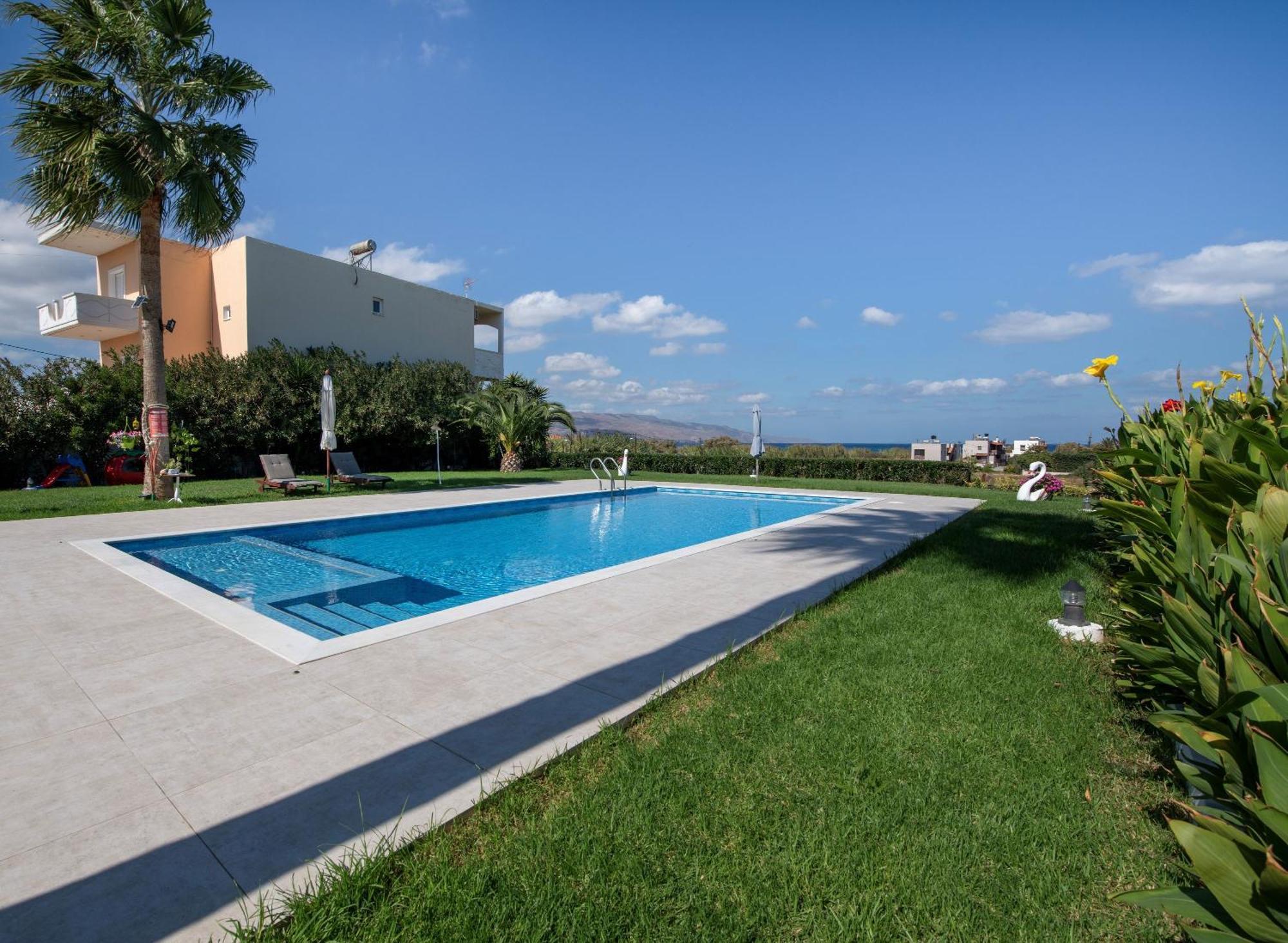 Socrate's Apartment's With Share Pool Kamisiana