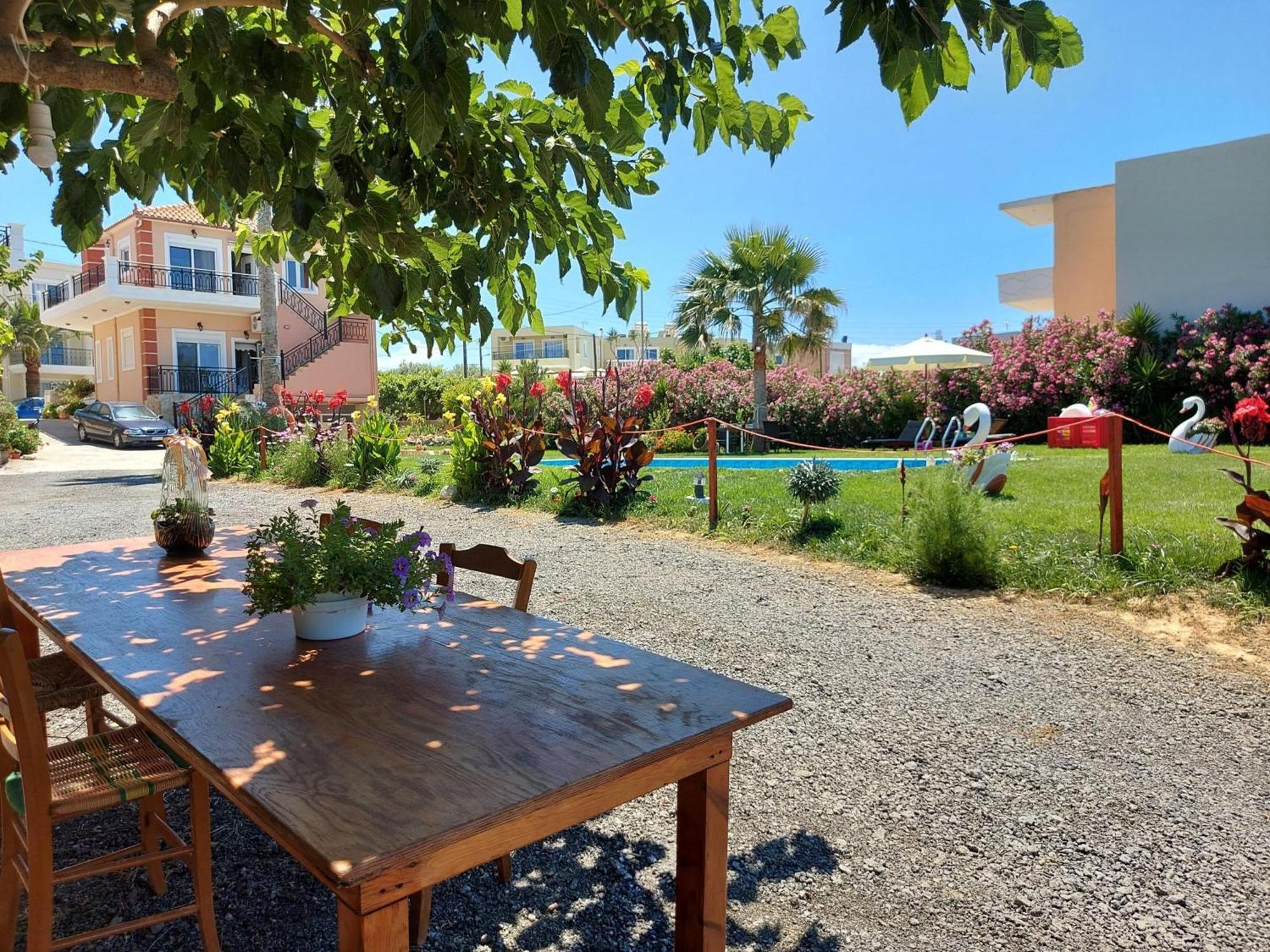 Apartment Socrate's Apartment's With Share Pool Kamisiana