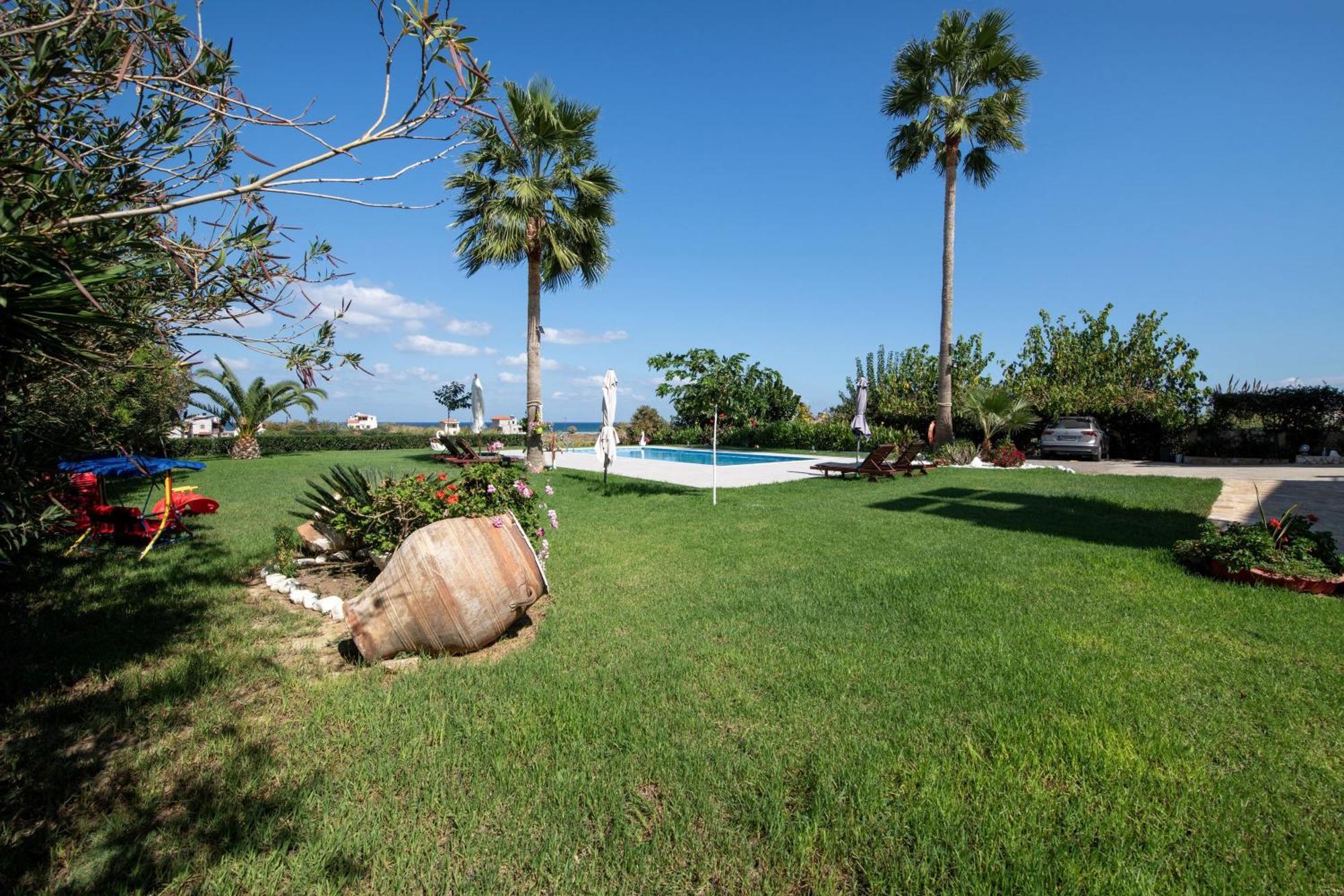 Socrate's Apartment's With Share Pool Kamisiana