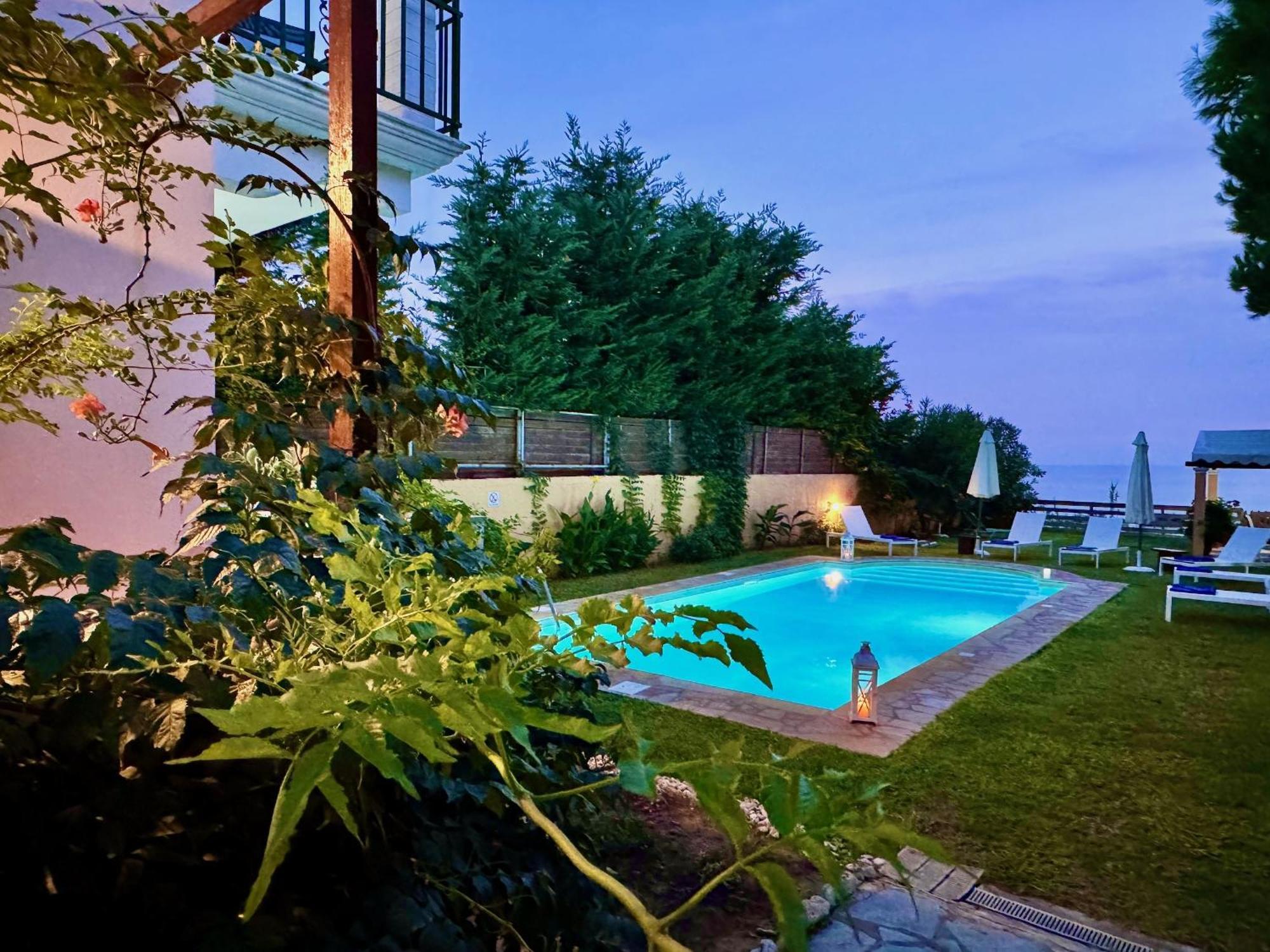 Beachfront Rania With Private Pool By Dadovillas * Halikounas