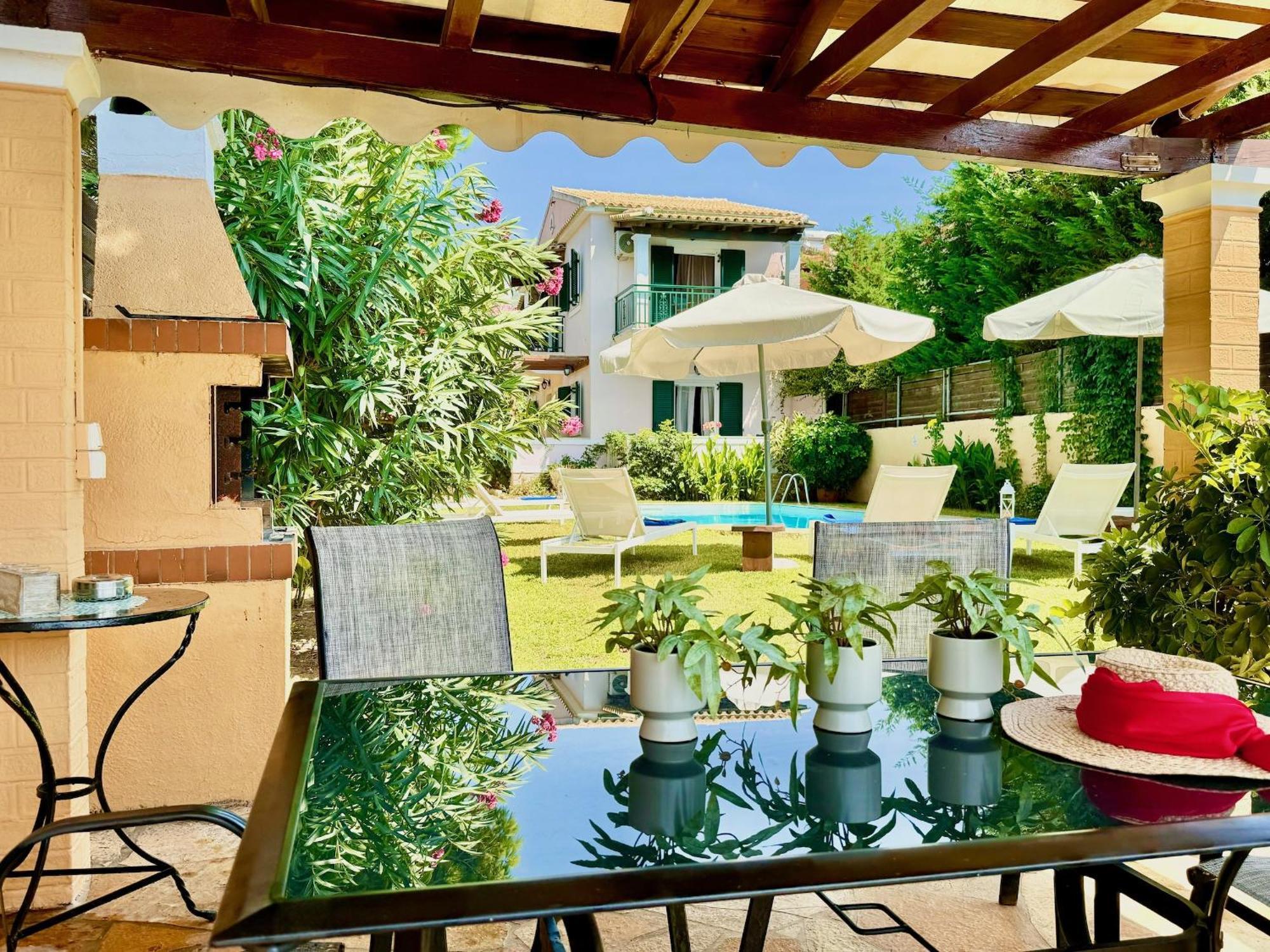 Beachfront Rania With Private Pool By Dadovillas Halikounas