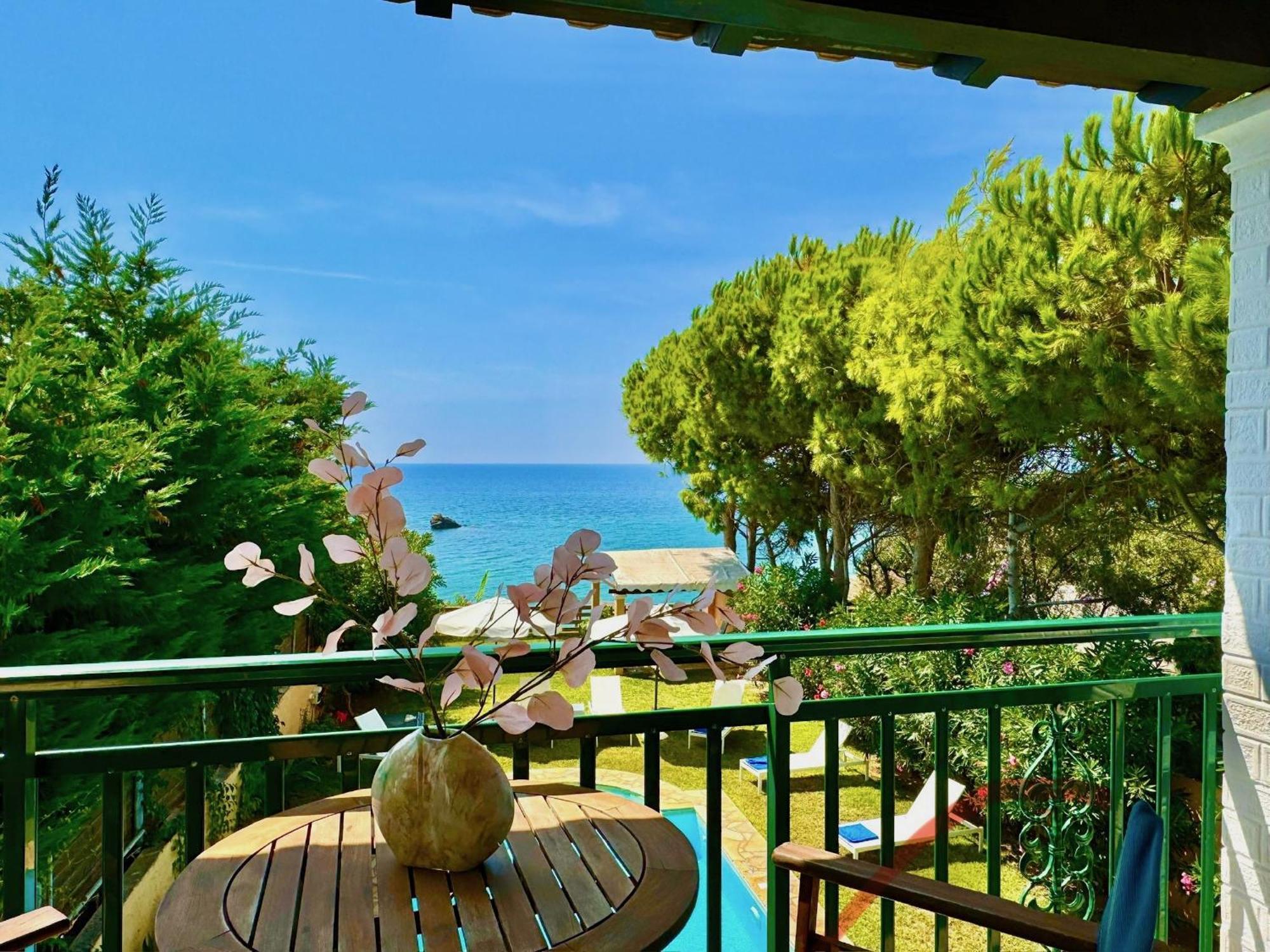 Beachfront Rania With Private Pool By Dadovillas