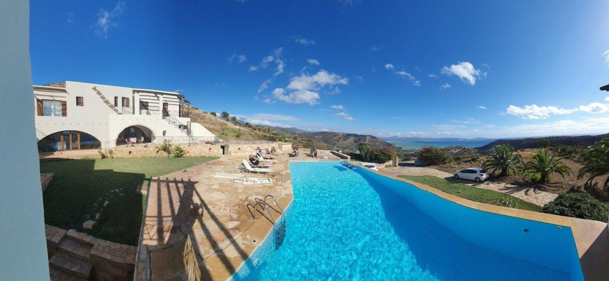Mit Privatpool Fuer 12 Personen In Agia Galini, Kreta *