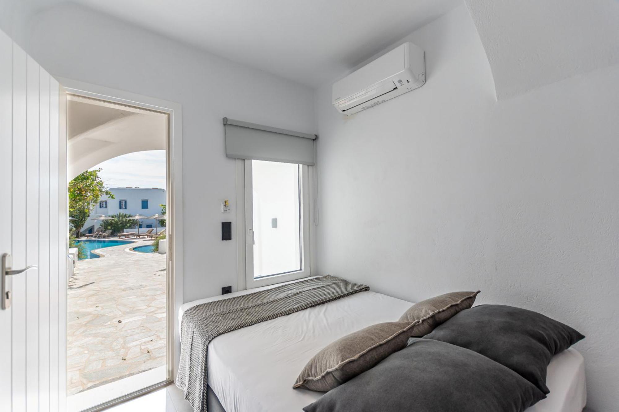 Naxian Queen Luxury & Agia Anna (Naxos)