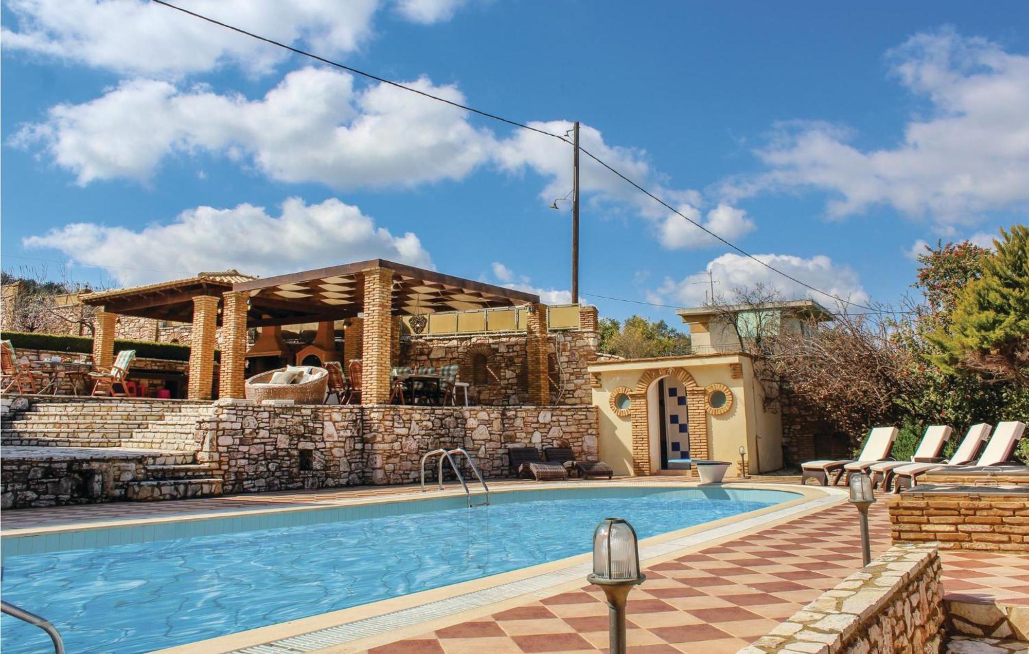 Holiday home Amazing In With Wifi Koroni (Messinia)