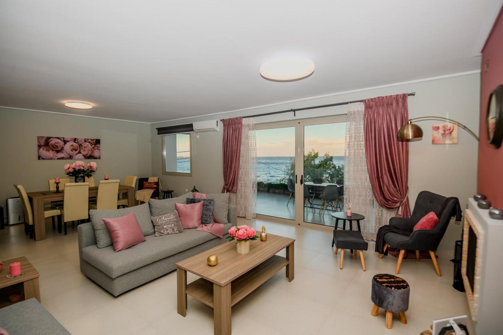 Apartment Beachfront Retreat - Peony Seabreeze Gem Artemida (Attica)