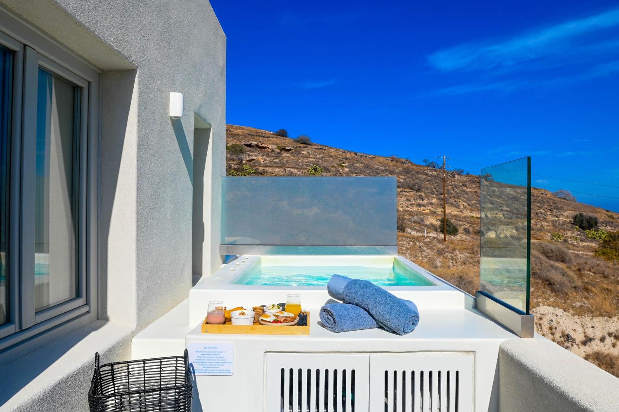 Maeva Santorini * Pyrgos Kallistis