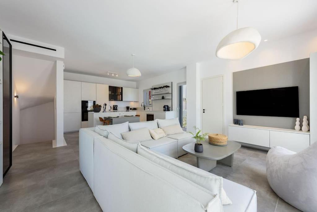 Akoya Pearl - Sea Front Villa *