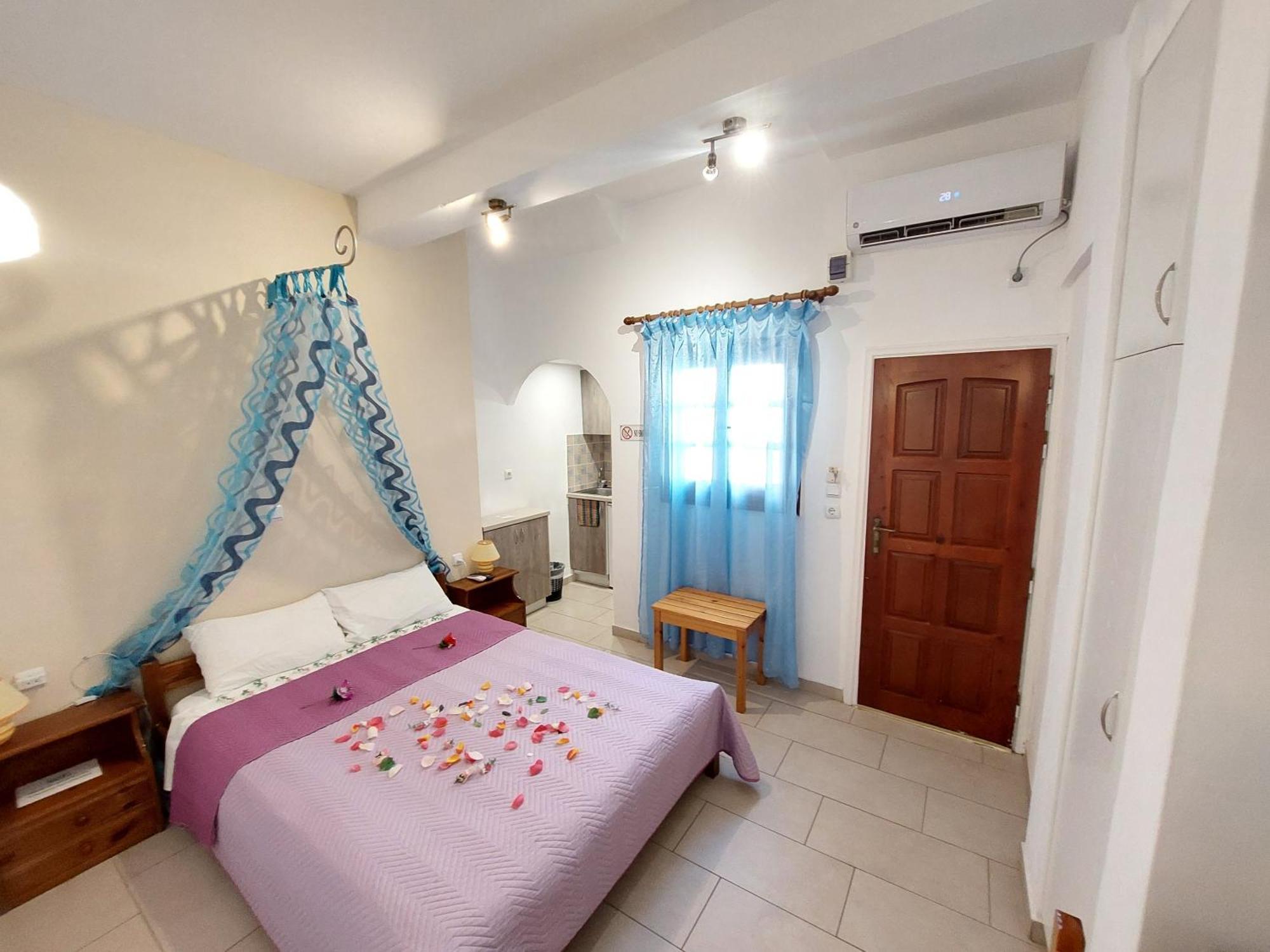 Evelina Pension: Diverse Near Black Perissa (Santorini)