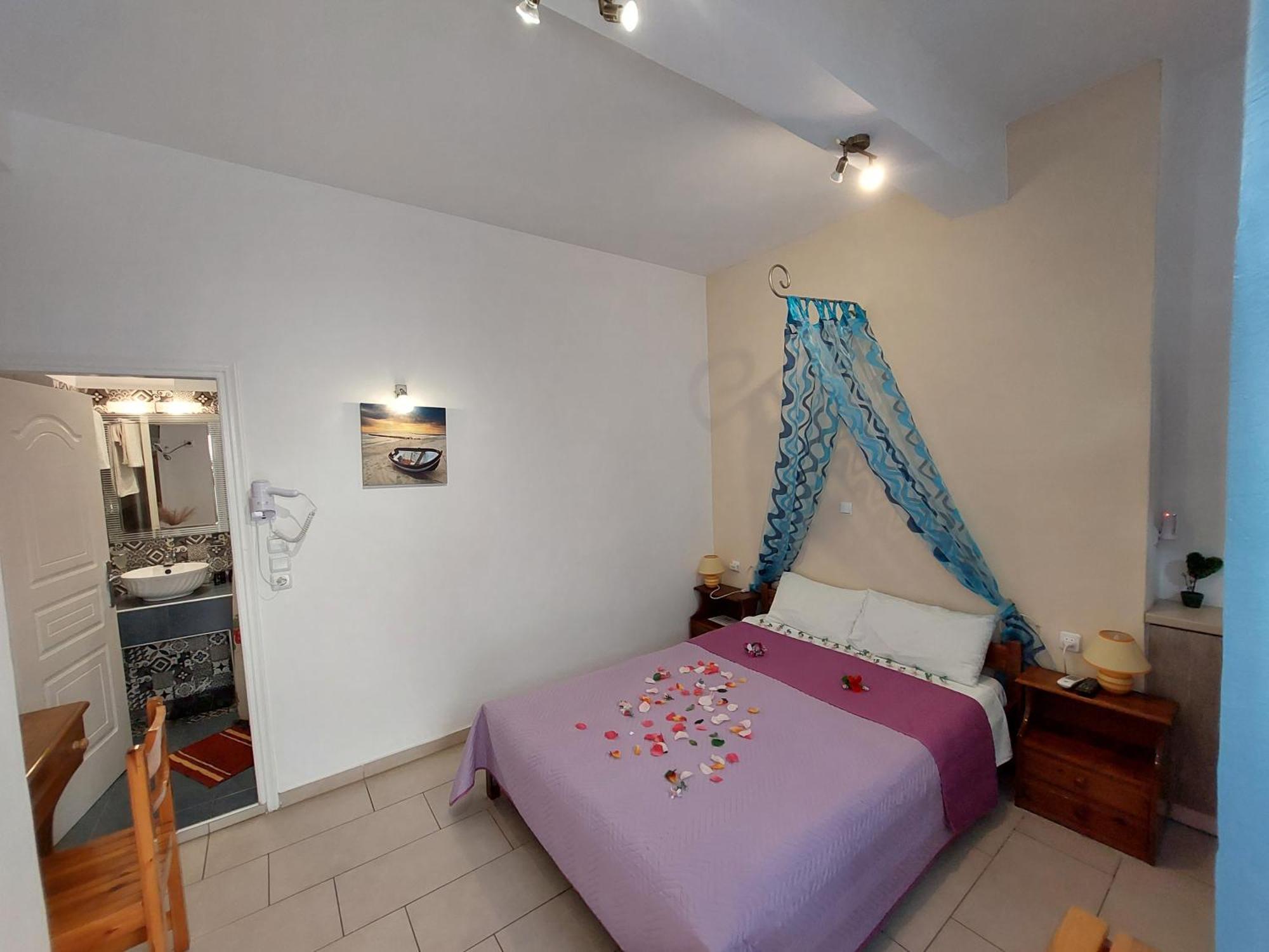 Evelina Pension: Diverse Near Black Perissa (Santorini)