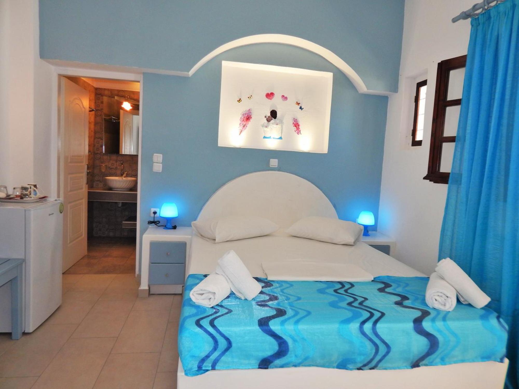 Evelina Pension: Diverse Near Black * Perissa (Santorini)