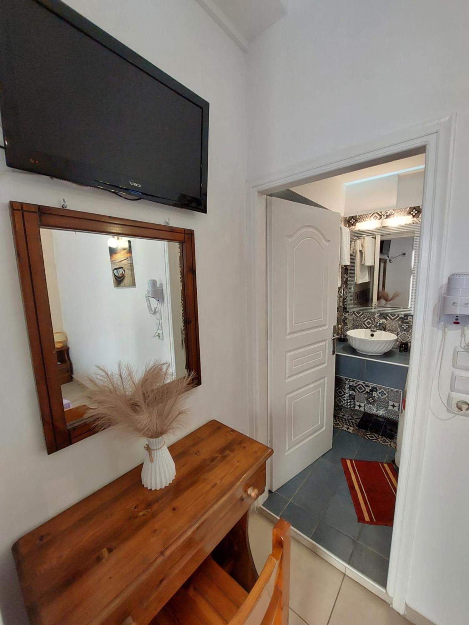 Evelina Pension: Diverse Near Black Guest house *