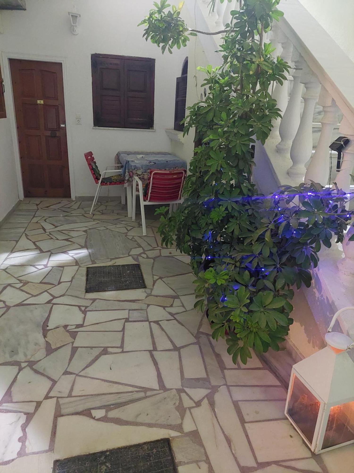 Evelina Pension: Diverse Near Black Perissa (Santorini)