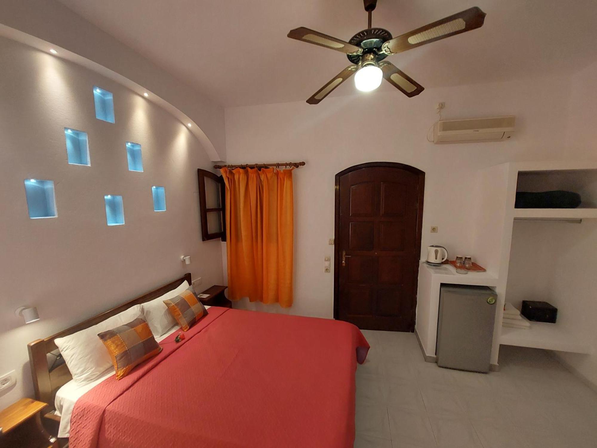 Evelina Pension: Diverse Near Black * Perissa (Santorini)